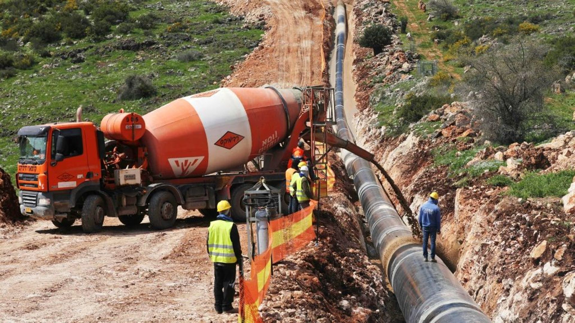 A travers des collines verdoyantes dans le nord d’Israël, des ouvriers creusent des tranchées pour y enfouir des kilomètres de canalisations qui feront le lien entre de gigantesques usines de dessalinisation et le lac de Tibériade