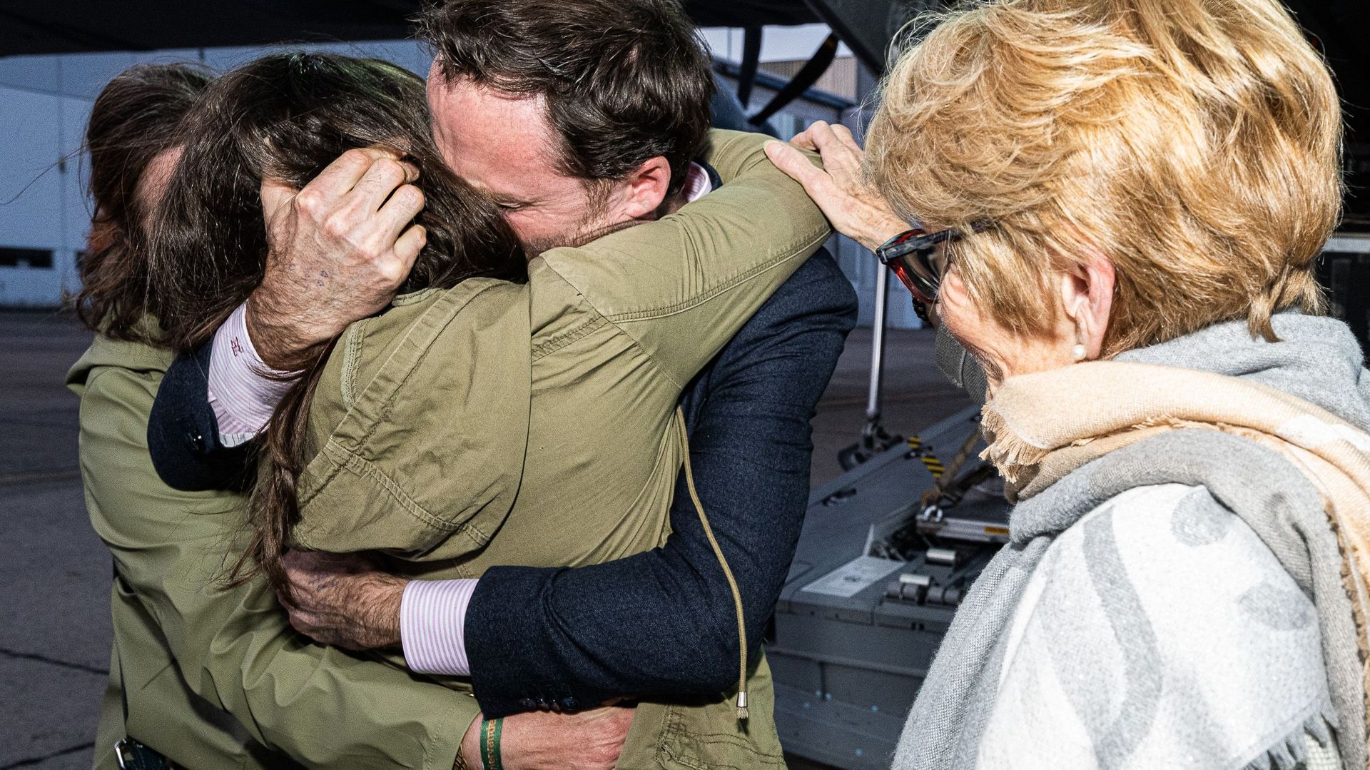 Olivier Vandecasteele dans les bras de ses proches, photographié par Vlad Vanderkelen sur le tarmac de l’aéroport.