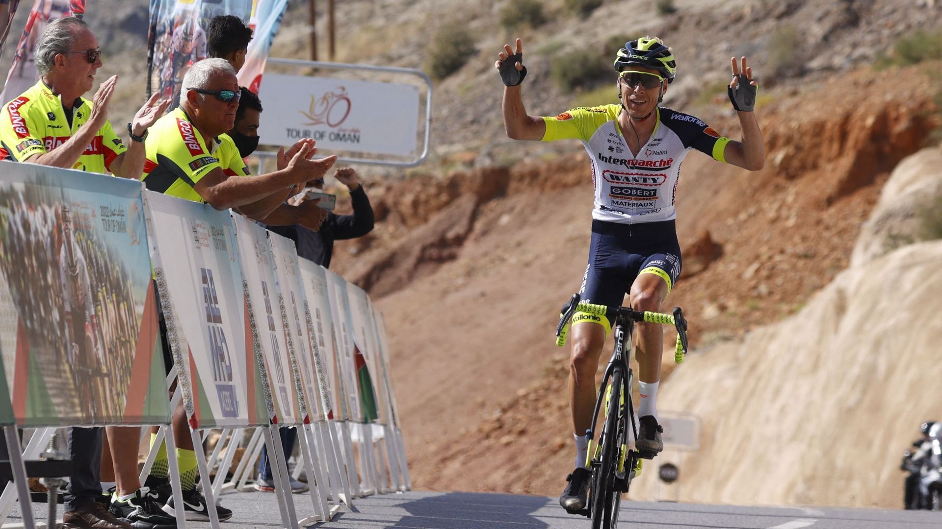Cyclisme - Jan Hirt lève les bras en vainqueur sur la ligne d'arrivée de la 5ème étape du Tour d'Oman. Le grimpeur tchèque de la formation Intermarché-Wanty-Gobert Matériaux s’est imposé en solitaire, au sommet de la Green Mountain à Jabal Al Akhdhar. 