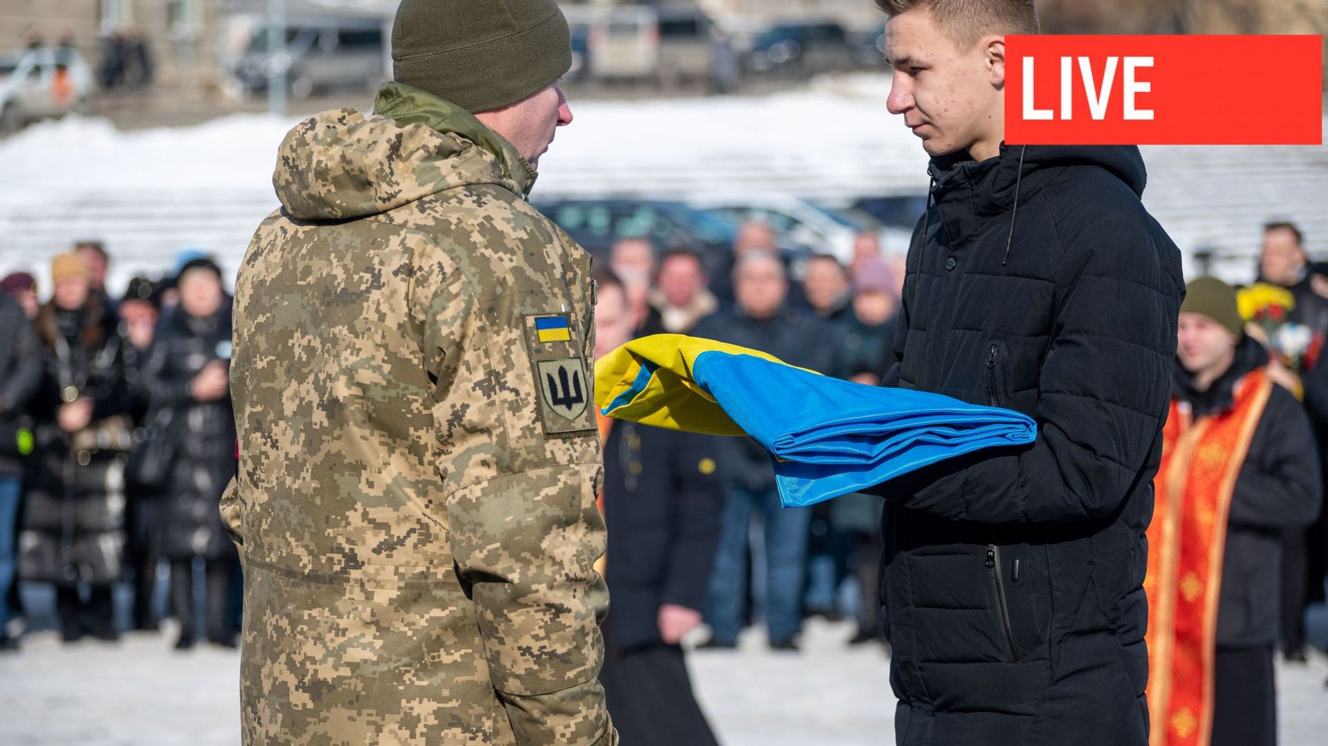 A LVIV, le 09 FÉVRIER, u n officier de la garde d'honneur remet le drapeau de cérémonie au fils de Makhail Popyk pendant la cérémonie d'adieu au cimetière Lychakiv le 09 février 2023 à Lviv, Ukraine. Mykhailo Popyk, Vitaly Fedor et Bohdan Baran sont morts