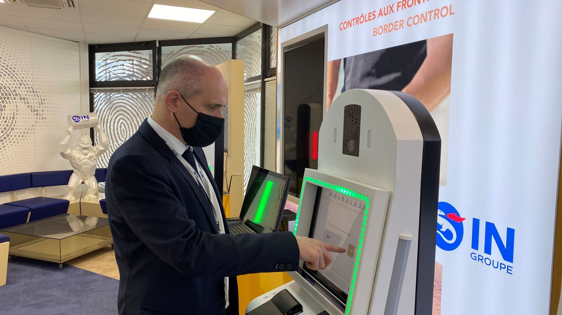 Pascal Janer, Vice-président des ventes Europe chez IN Groupe, devant le prototype de l'holokiosk