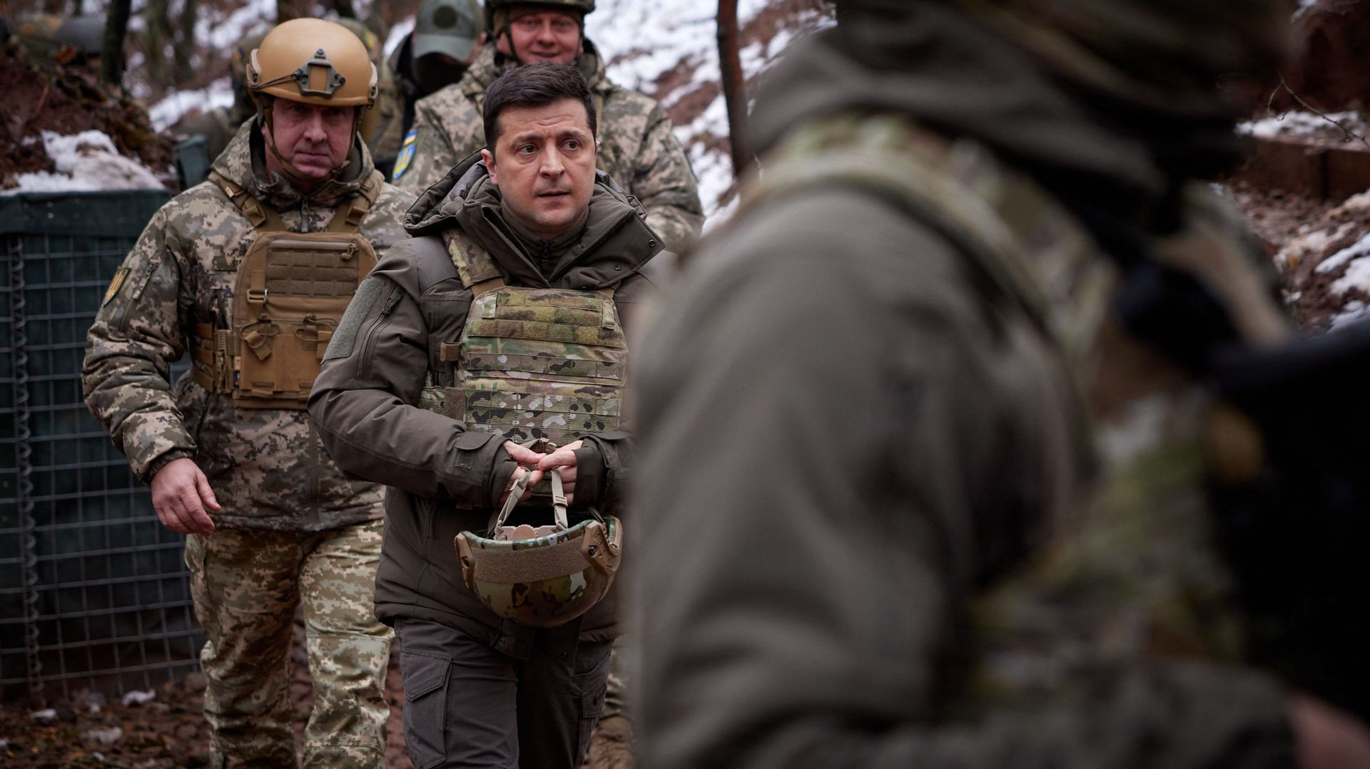Le président ukrainien Volodymyr Zelensky en visite, le 6 décembre, à proximité de ligne de front avec les forces séparatistes pro-russses.