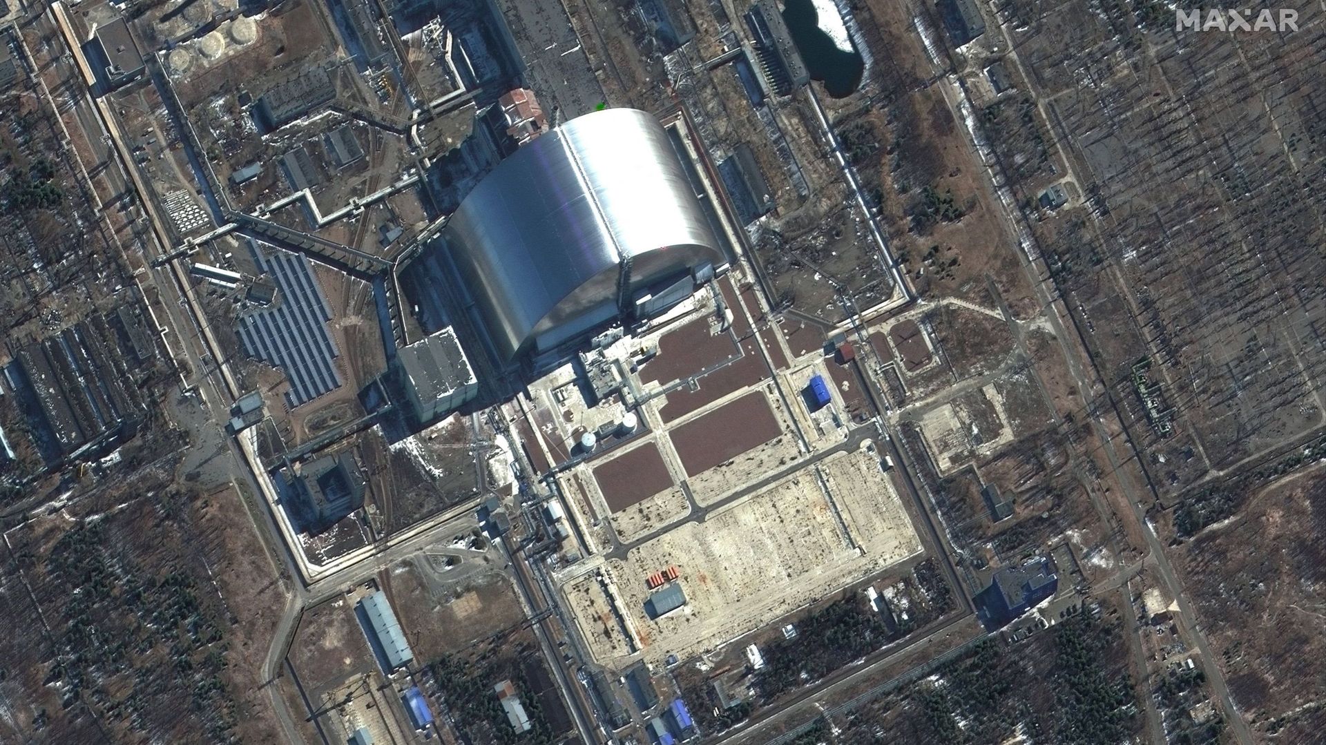 Cette photo d’archive montre une image satellite Maxar prise et publiée le 10 mars 2022 d’une vue d’ensemble de la centrale nucléaire de Tchernobyl à Pripyat, en Ukraine. Les niveaux de radiation à Tchernobyl sont maintenant revenus "à la normale" après u