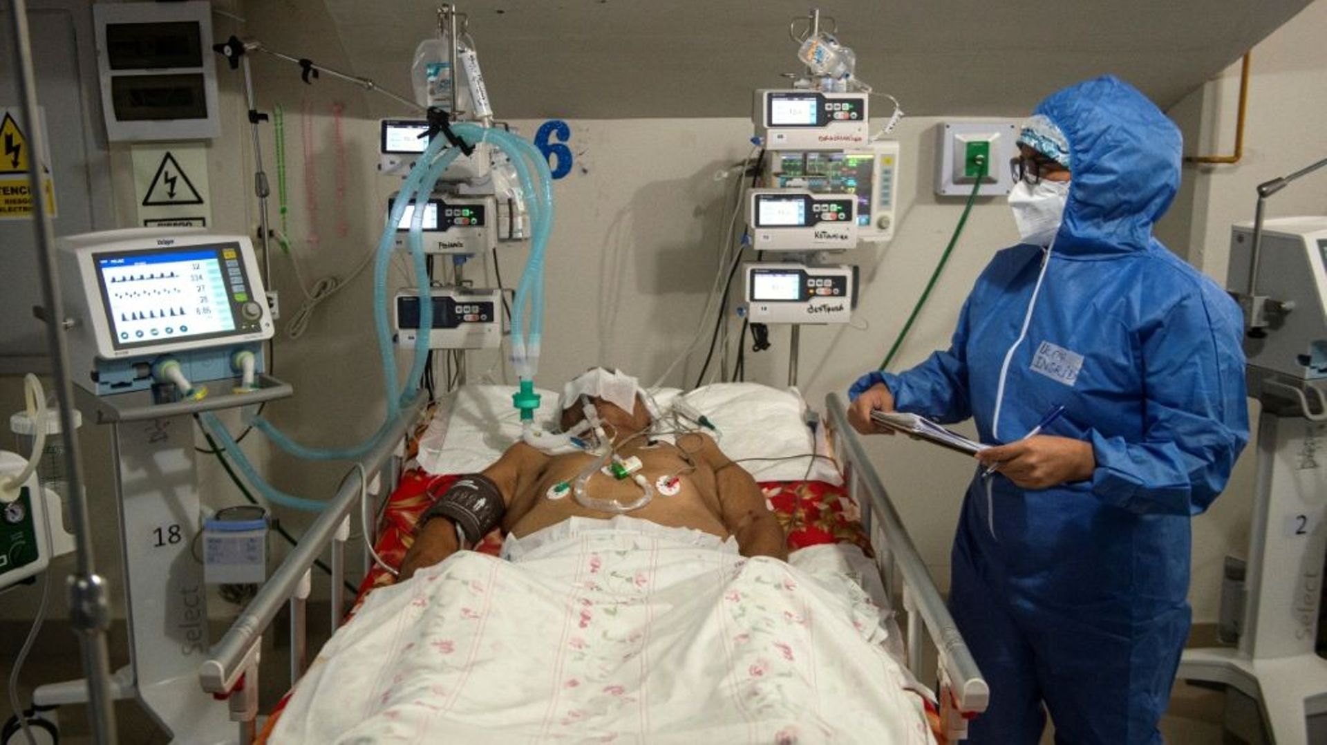 Un soignant s'occupe d'un patient atteint du Covid-19 à l'unité de soins intensifs de l'hôpital Virgen de Fatima, le 19 octobre 2021 à Sullana, au Pérou