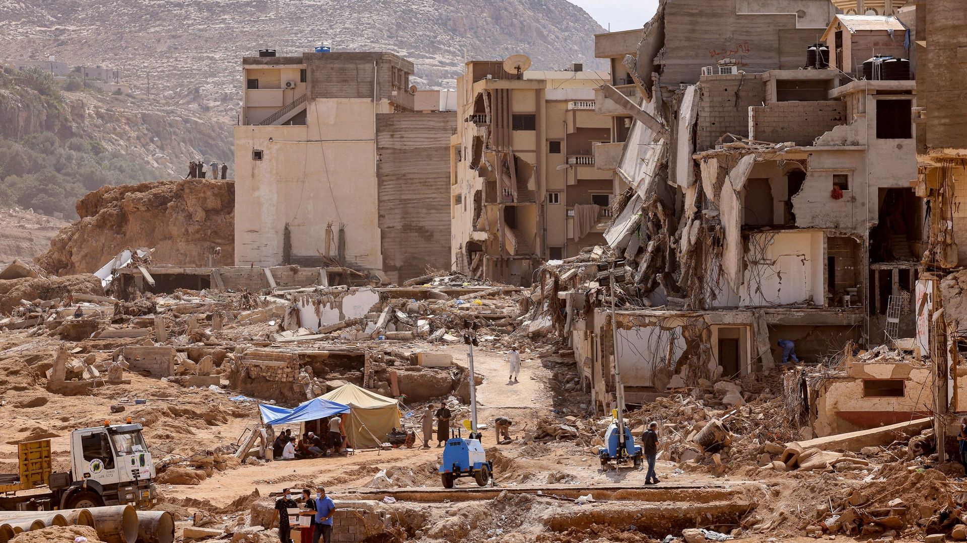 Cette photo prise le 18 septembre 2023 montre une vue des bâtiments détruits dans la ville de Derna, dans l’est de la Libye, à la suite d’inondations soudaines et meurtrières. Une semaine après qu’une crue éclair de la taille d’un tsunami a dévasté la vil