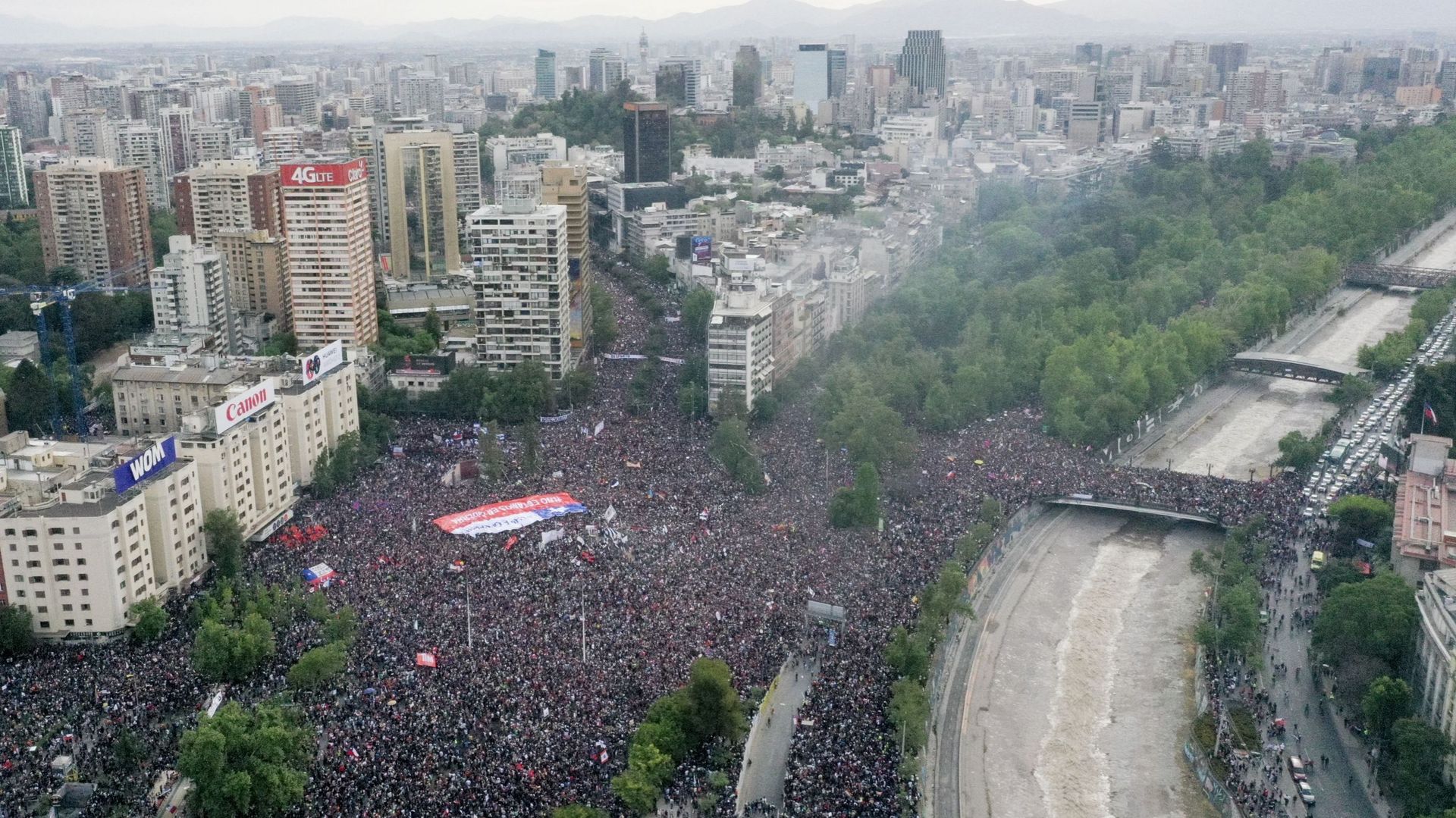 Des milliers de personnes manifestent à Santiago, le 25 octobre 2019, une semaine après le début de violentes protestations.