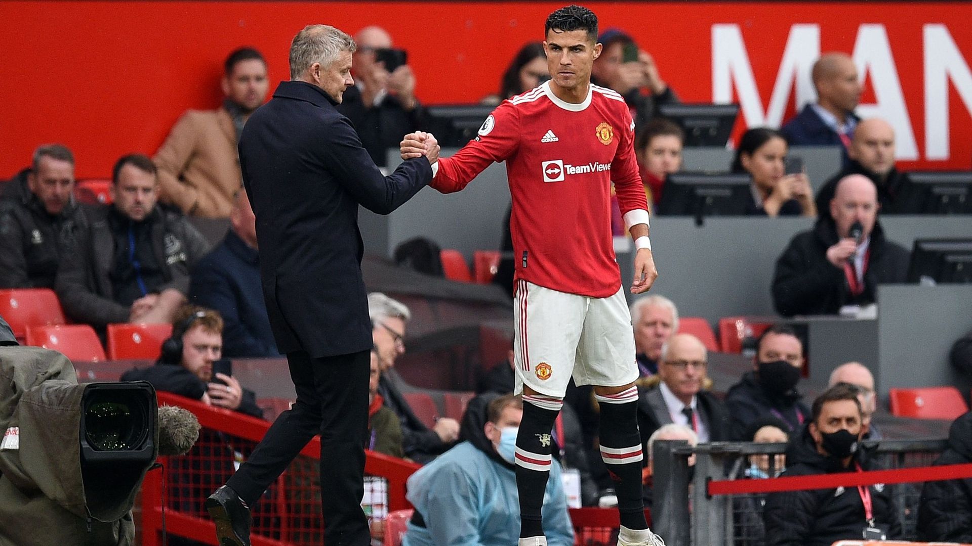 Une poignée de main entre Solskjaer et Cristiano Ronaldo à Manchester United.