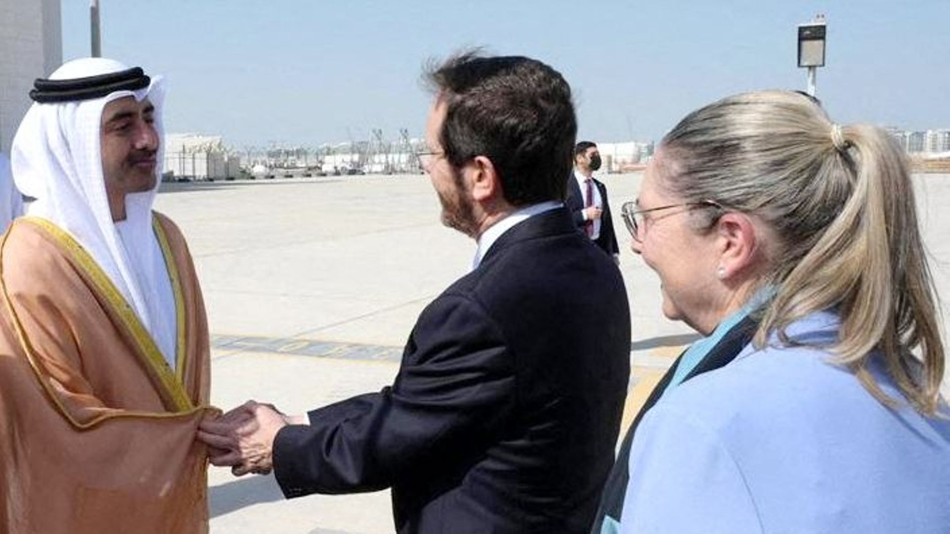 Le ministre des Affaires étrangères des Émirats arabes unis, Cheikh Abdullah bin Zayed al-Nahyan (Gauche), accueille le président israélien Isaac Herzog et la première dame Michal à leur arrivée dans la capitale émiratie Abu Dhabi, le 30 janvier 2022.