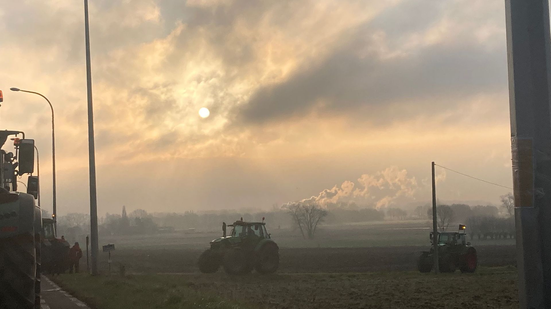 Au départ de Tielt ce matin, une dizaine de tracteurs se rassemblent. Des réunions comme celles-ci, il y en a un peu partout en Flandre et toutes convergent vers le même endroit : la capitale.
