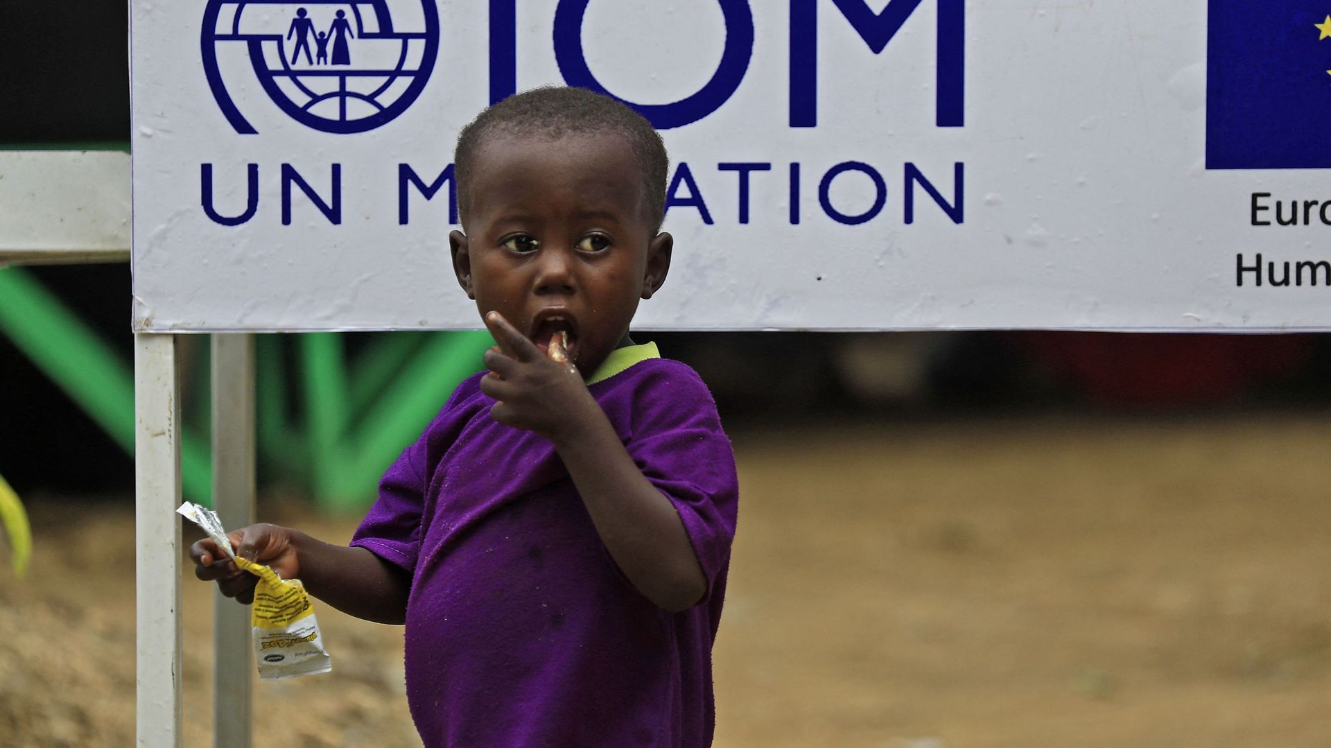 Un garçon mange un supplément nutritif dans un camp de personnes déplacées à Damazin, dans l'État du Nil Bleu au Soudan, à environ 450 kilomètres (280 miles) au sud de la capitale Khartoum, le 7 août 2022.