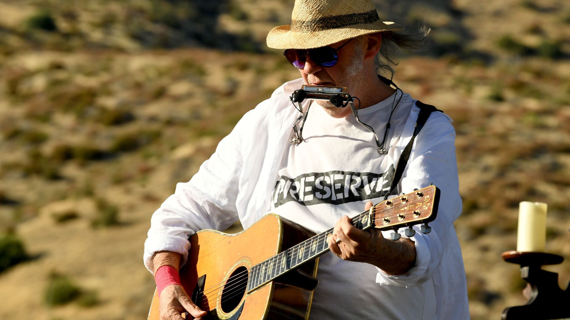 Neil Young appelle à de nouvelles lois et rechante "Southern Man"