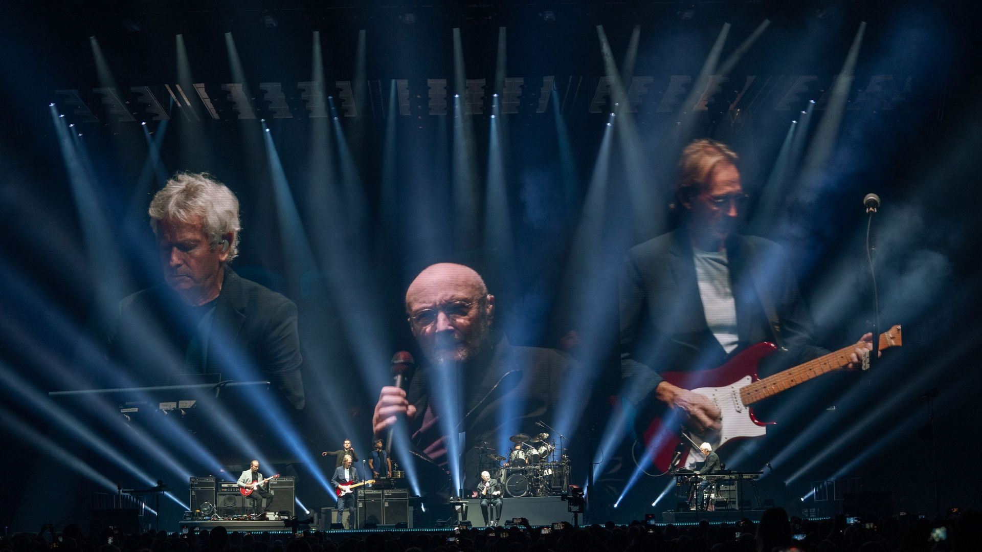 Mike Rutherford, Phil Collins et Tony Banks se produisant en concert lors de la tournée "The Last Domino ?" à l’UBS Arena le 10 décembre 2021 à Elmont, New York.