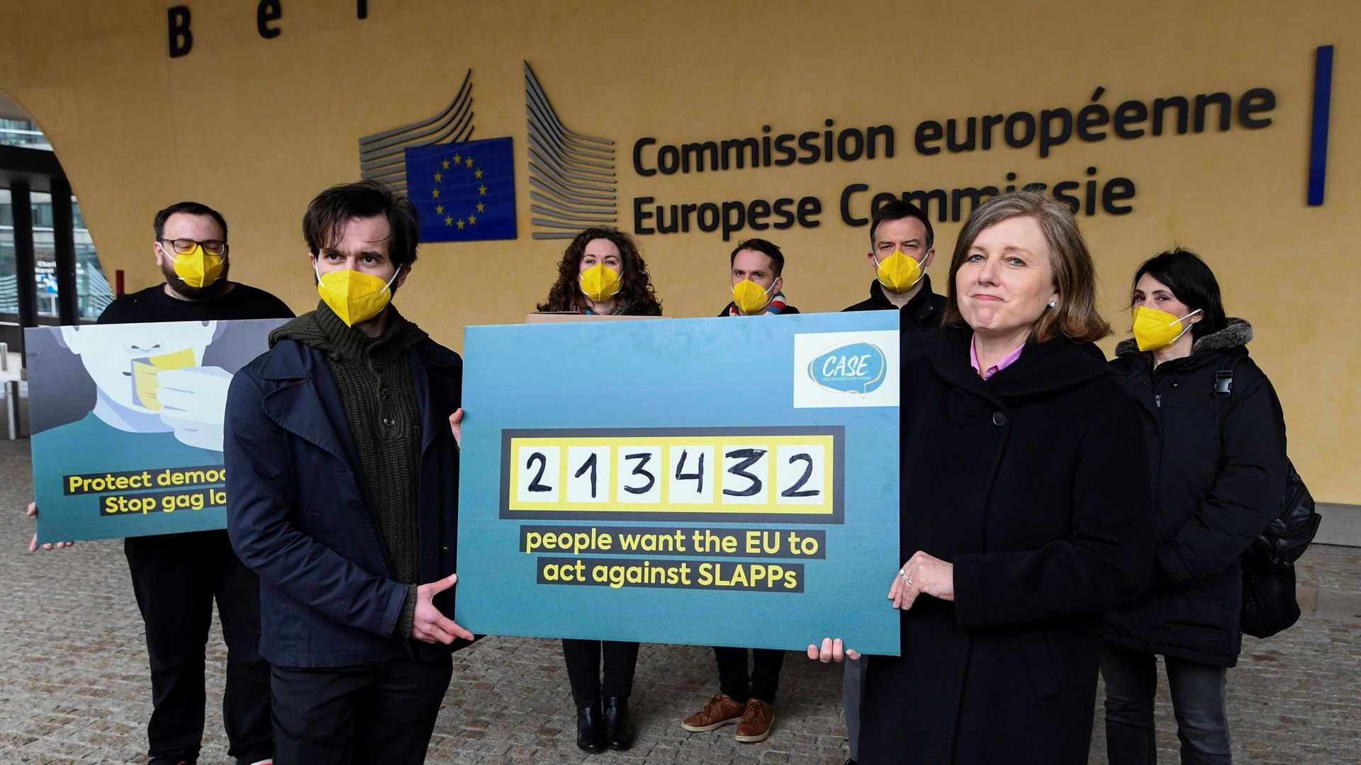 Le 1er février 2022, les membres de la coalition "CASE" ont remis à la Commission européenne une pétition de plus de 200.000 signatures réclamant une directive contre les procédures bâillons.