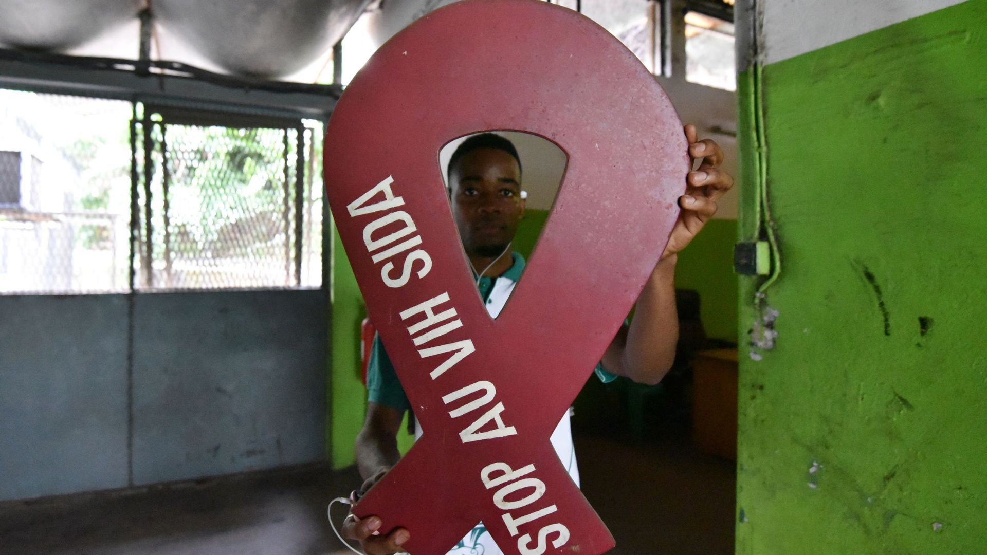 Le ruban rouge, symbole de la lutte contre le SIDA, Abidjan