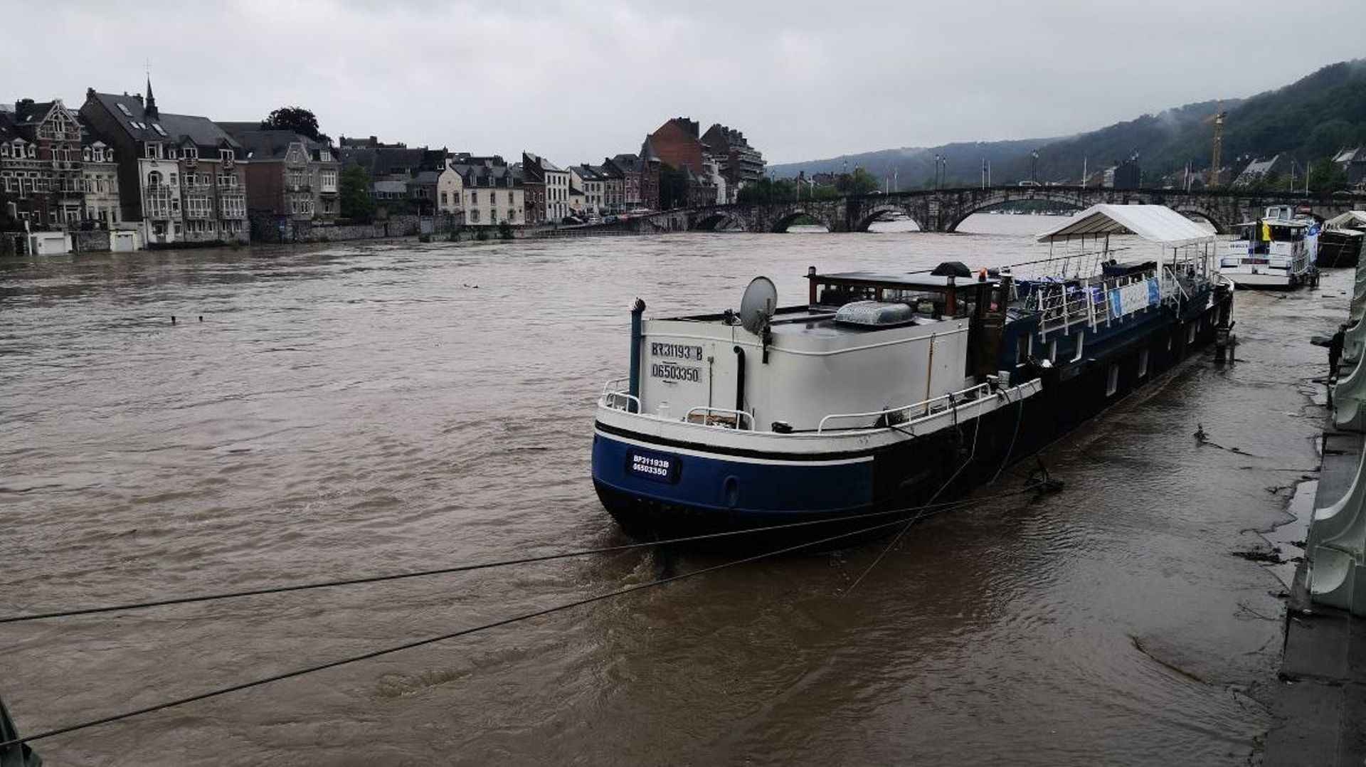 Quai de la rive gauche de la Meuse entre le pont de Jambes (au loin) et le pont des Ardennes (dans le dos de la photographe)