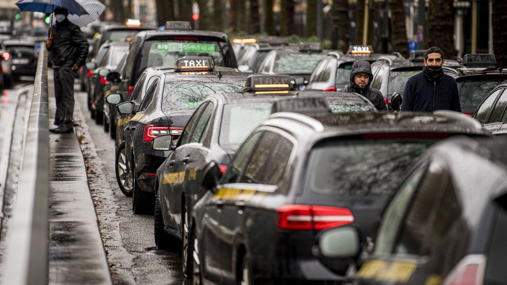  Des chauffeurs de taxi bloquent la circulation à divers endroits à Bruxelles, jeudi 02 décembre 2021. 