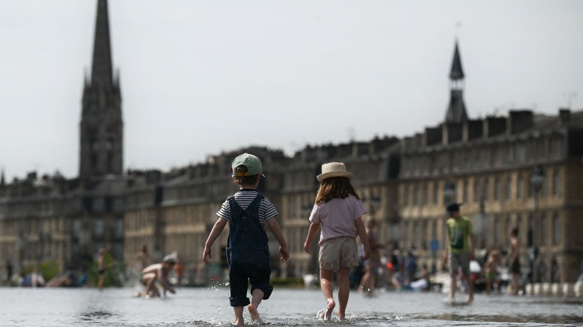 Jeunes bambins dans "le miroir d’eau" de Bordeaux, le 18 mai