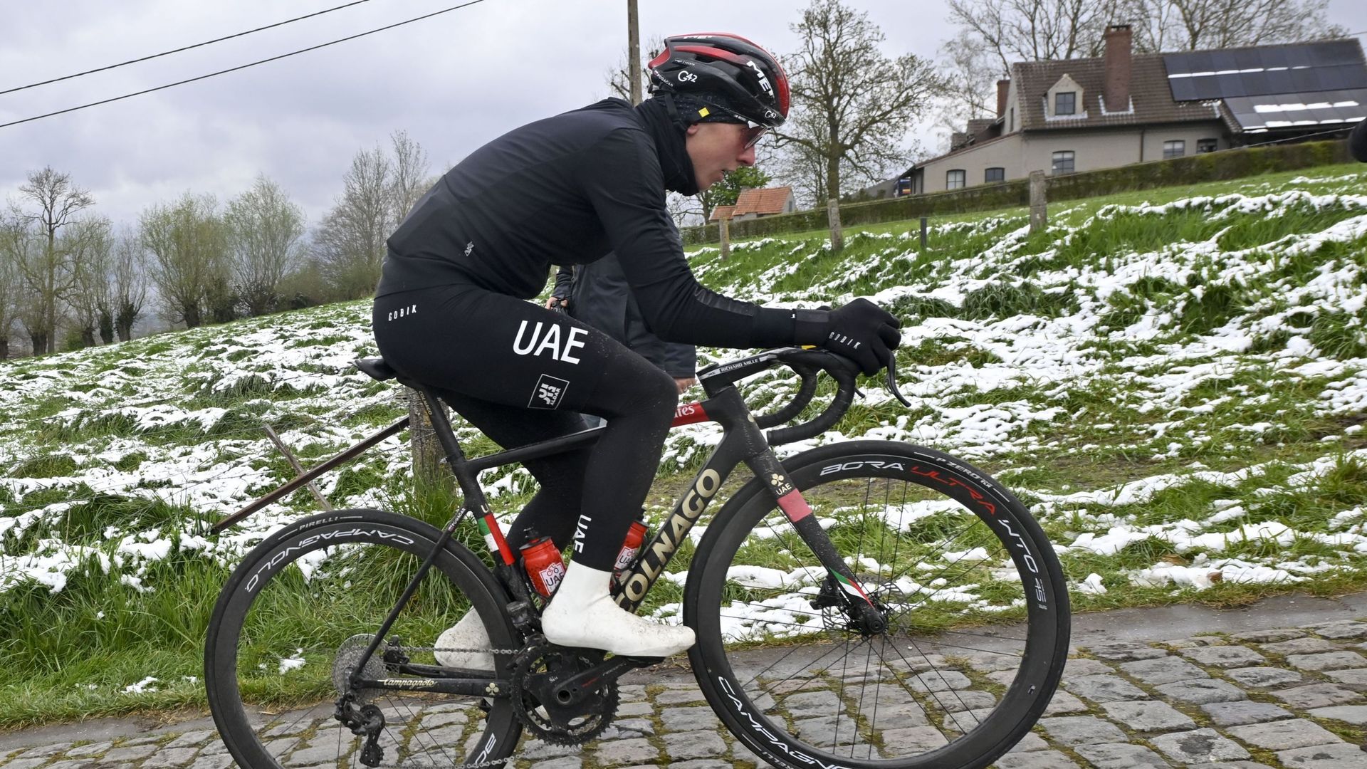 Cyclisme : Tadej Pogacar sur les pavés et dans un décor enneigé lors de sa reconnaissance du Tour des Flandres. 