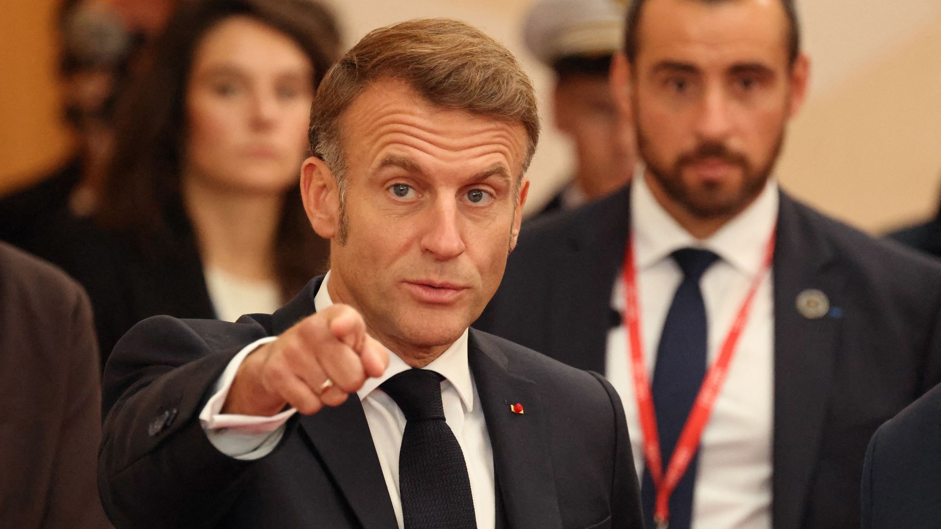 Emmanuel Macron "nommera un Premier ministre d'ici 48 heures" annonce l'Elysée