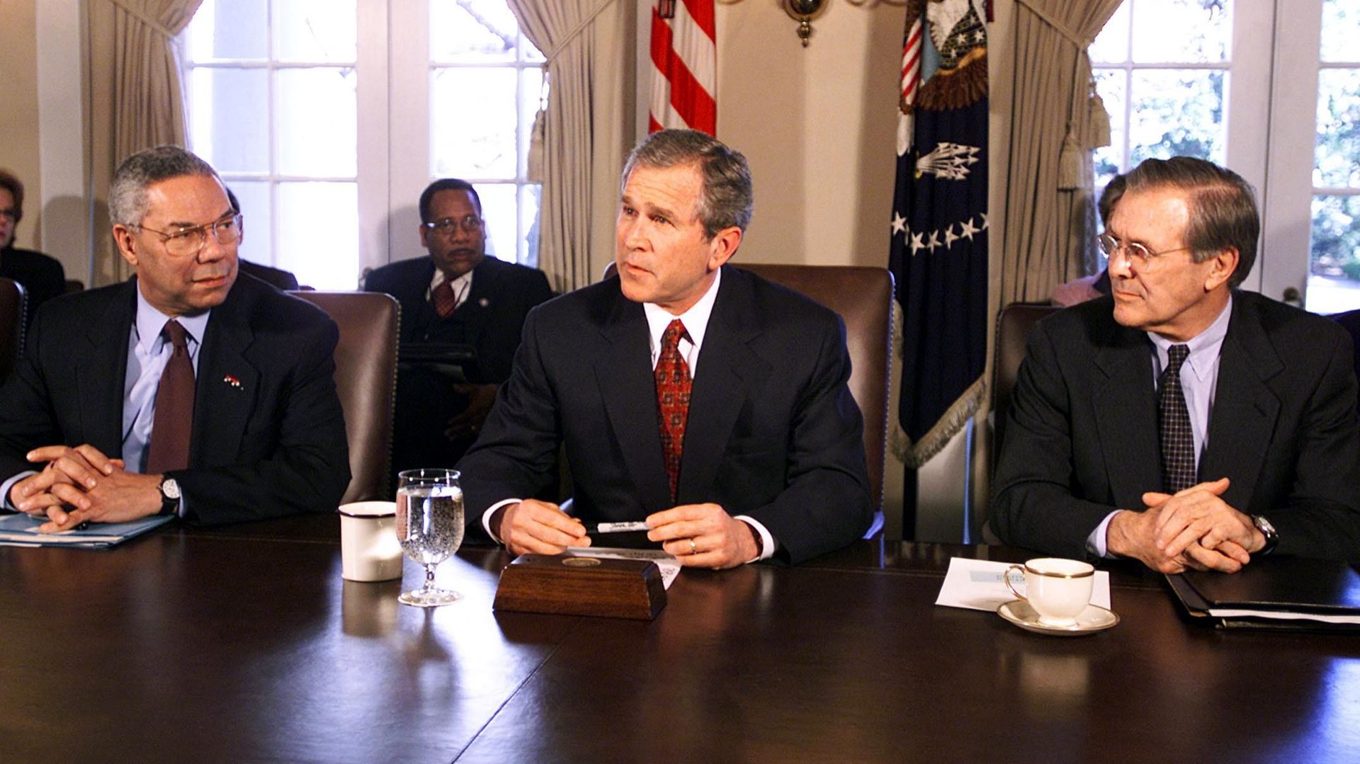 Le président George W. Bush entouré de Colin Powell (g.) et de Donald Rumsfeld (d.)