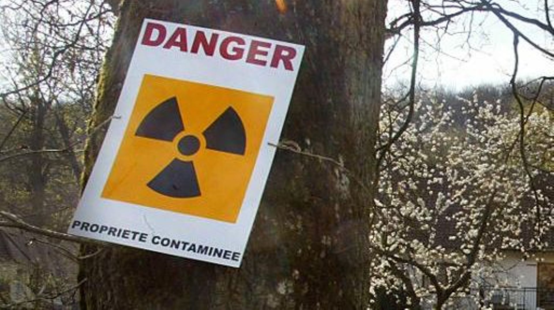 Mise en garde sur le site contaminé d'une ancienne usine de radium, à Gif-sur-Yvette, près de Paris, en 2003 