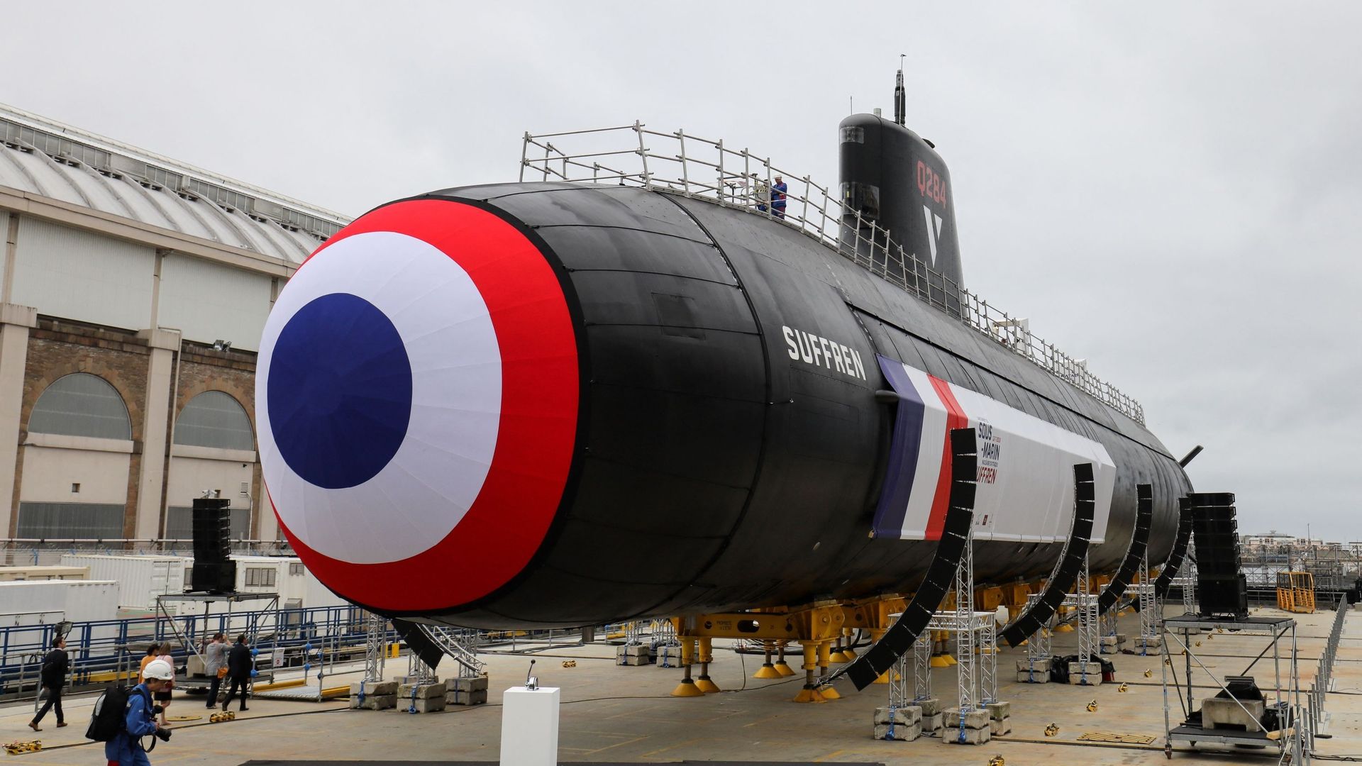 Vue générale du sous-marin nucléaire français baptisé "Suffren" dans le chantier naval de Naval Group à Cherbourg.