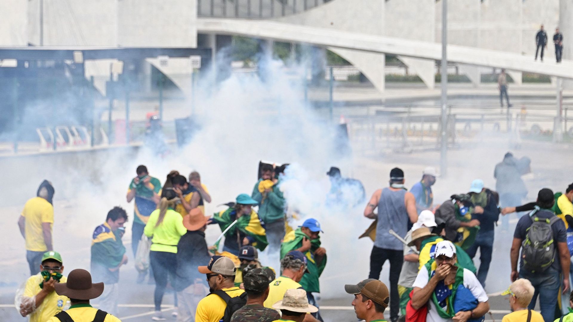 Des partisans de l’ancien président brésilien Jair Bolsonaro s’affrontent avec la police lors d’une manifestation devant le palais du Planalto à Brasilia, le 8 janvier 2023.