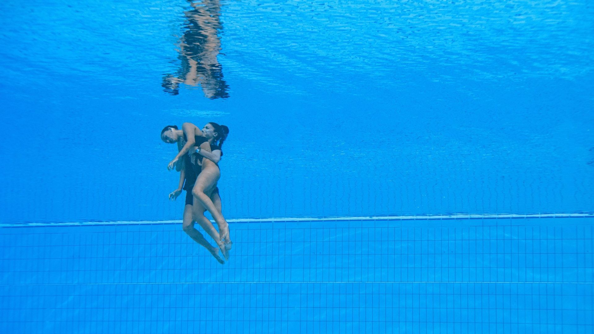 Anita Alvarez sauvée par son entraîneuse lors des championnats du monde de natation à Budapest