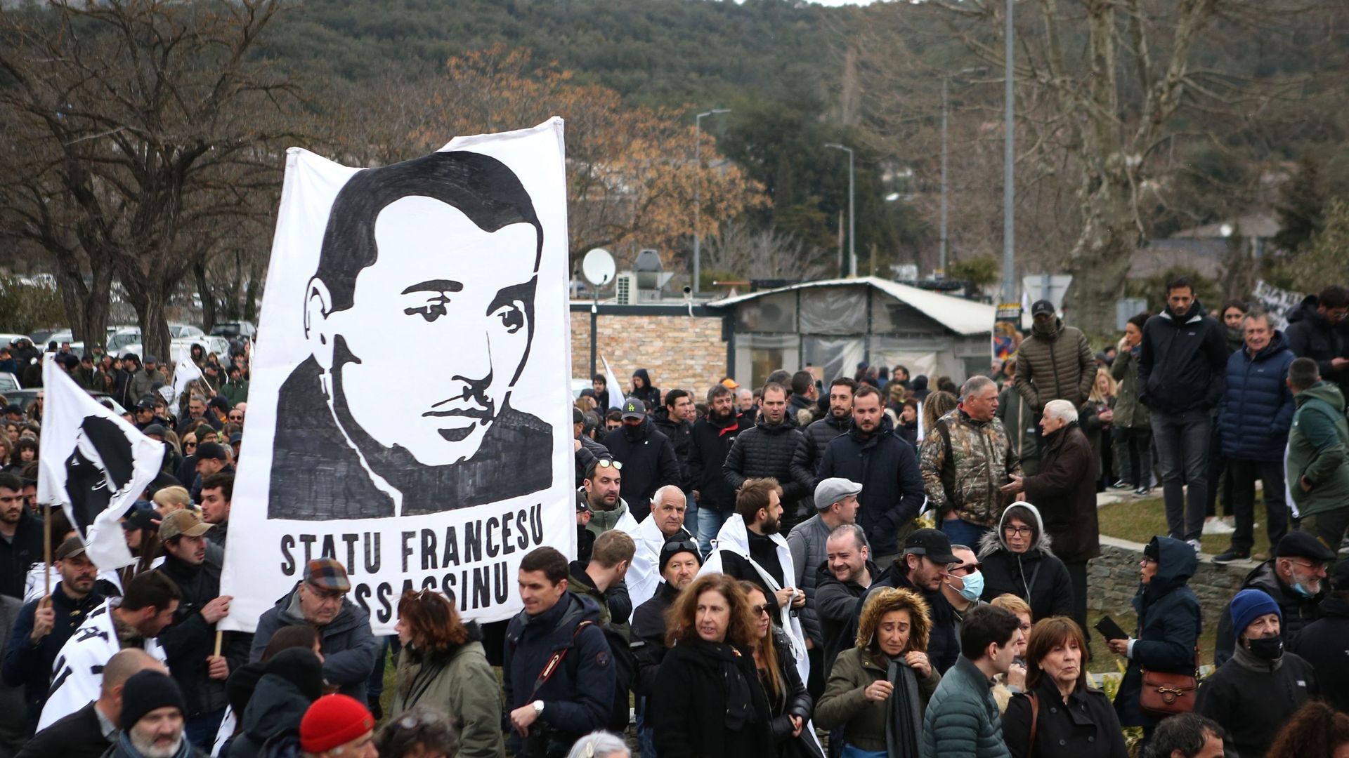 Des manifestants à Corte, en Corse, avec leur slogan "Etat français assassin" sous le portrait d’Yvan Colonna