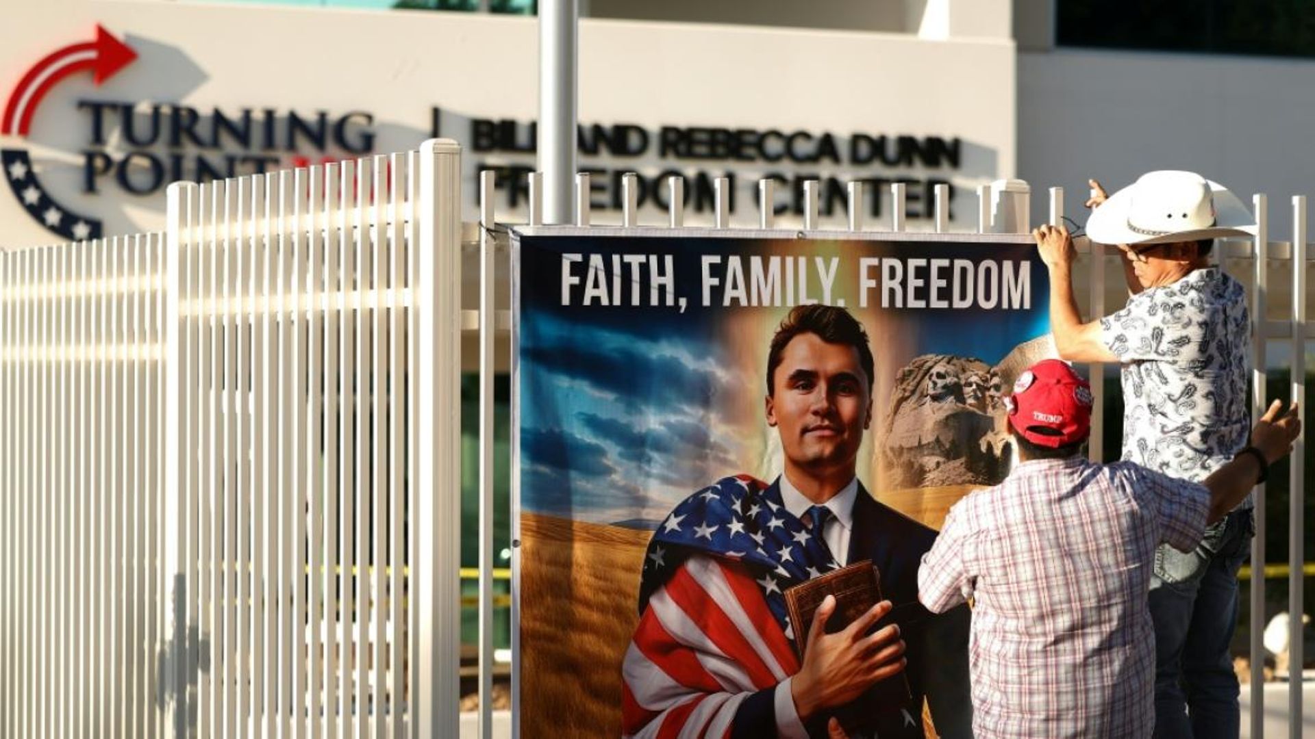 États-Unis : la galaxie trumpiste se réunit dans un stade de plus de 60.000 places pour l’hommage à Charlie Kirk en Arizona