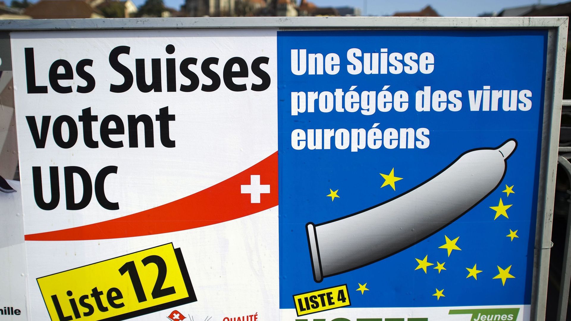 Photo prise le 14 octobre 2011 montrant des affiches électorales du parti de droite populiste, l'Union démocratique du centre. 