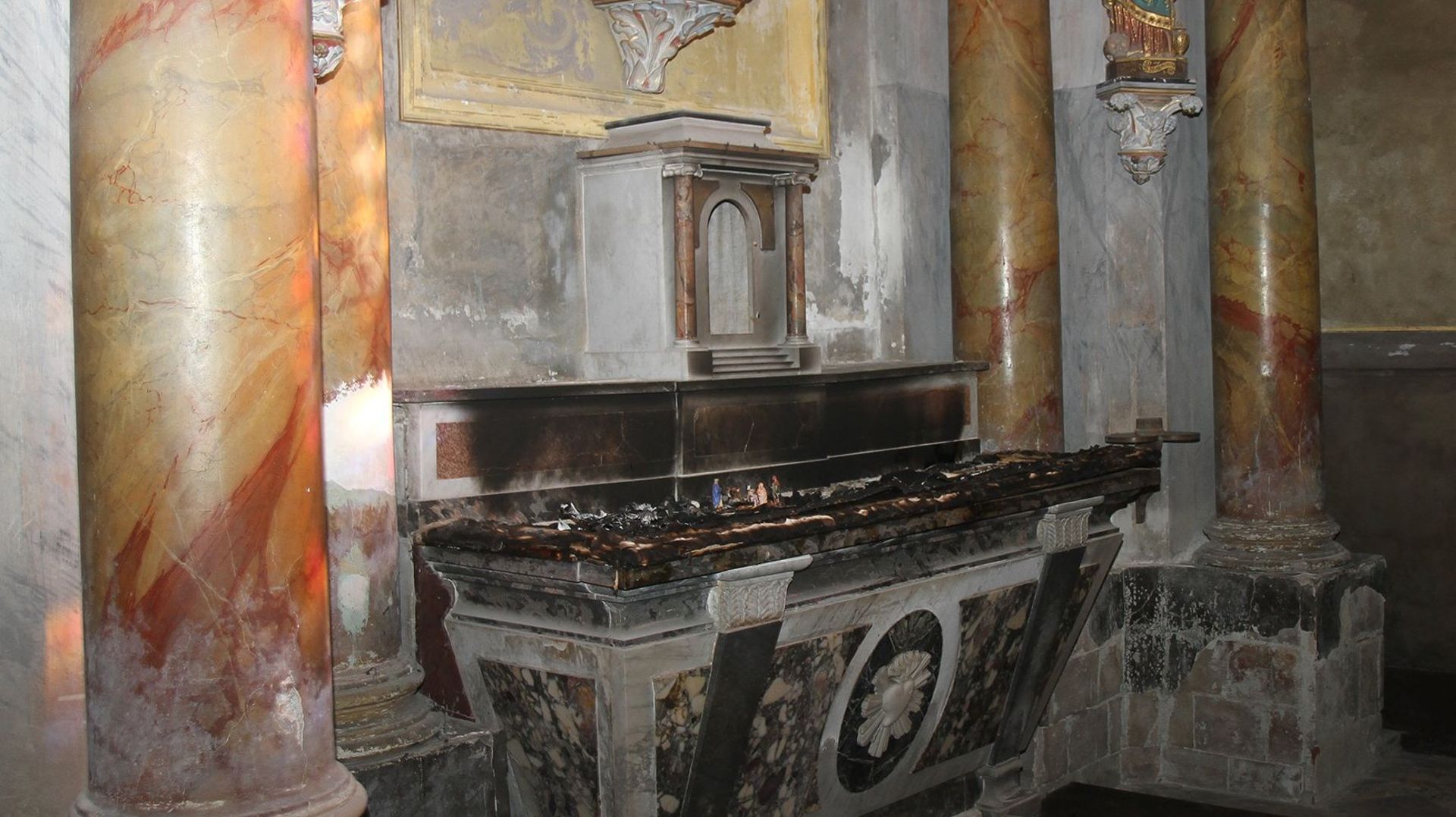 L'autel d'une chapelle de la cathédrale de Laveur, dans le Tarn, a été incendié le 6 février dernier.