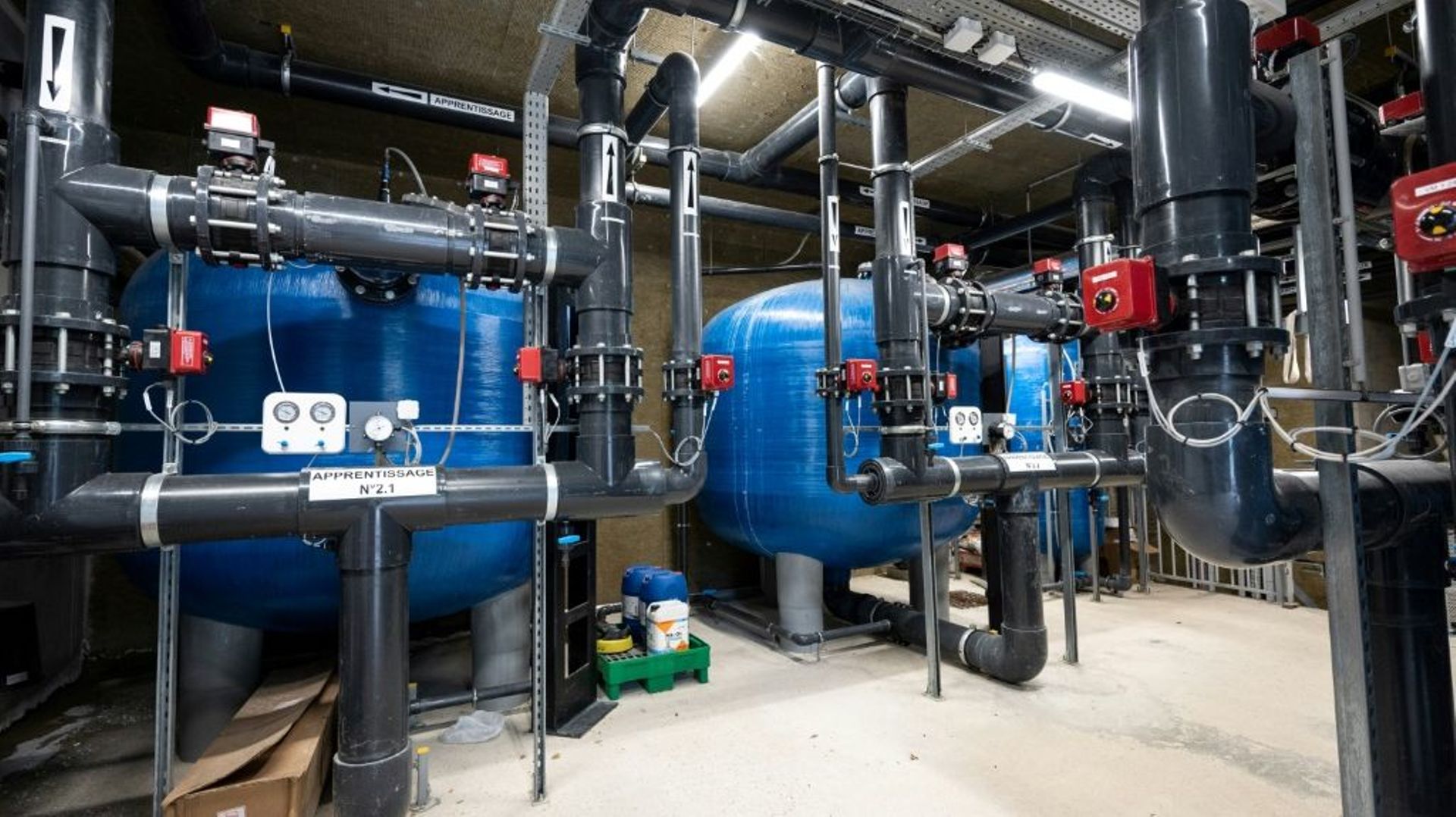 La salle du système de filtration d'eau de la piscine écologique Yvonne-Godard, le 9 septembre 2022 à Paris.