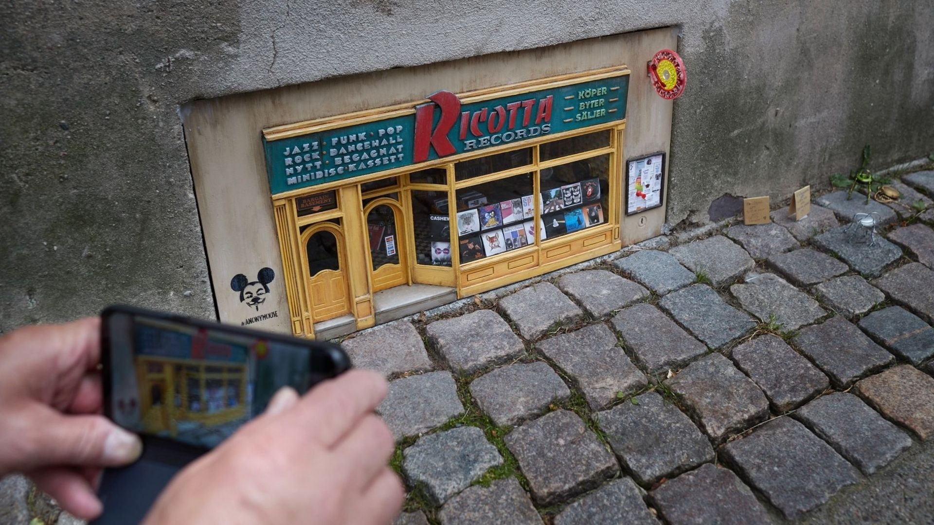 Dans le sud de la Suède, les maisons et boutiques miniatures des mystérieux artistes de rue d'Anonymouse remportent un succès grandissant.