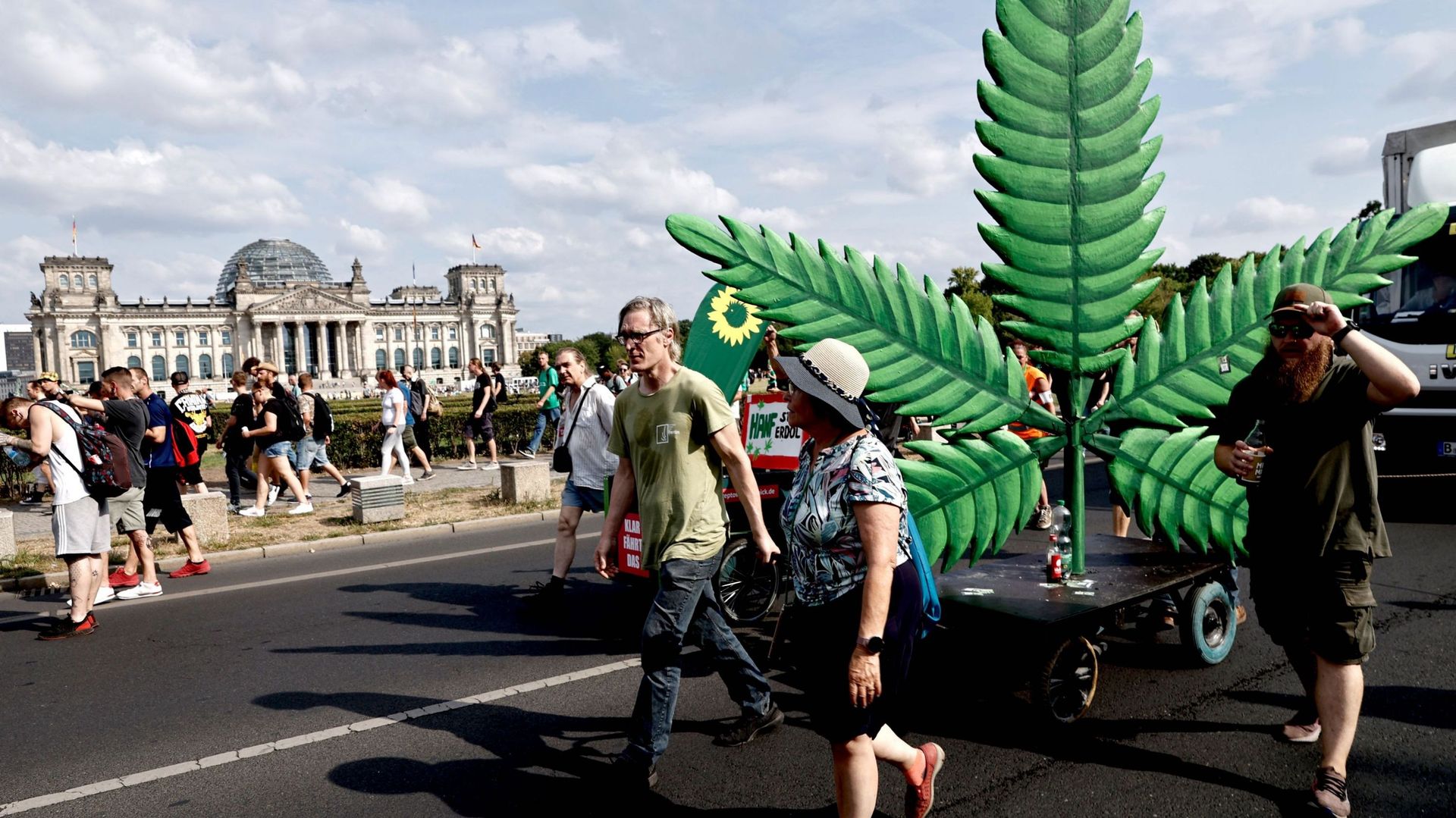 Des militants manifestant pour la légalisation de la marijuana défilent lors de la parade annuelle du chanvre (Hanfparade), le 13 août 2022 à Berlin, en Allemagne.