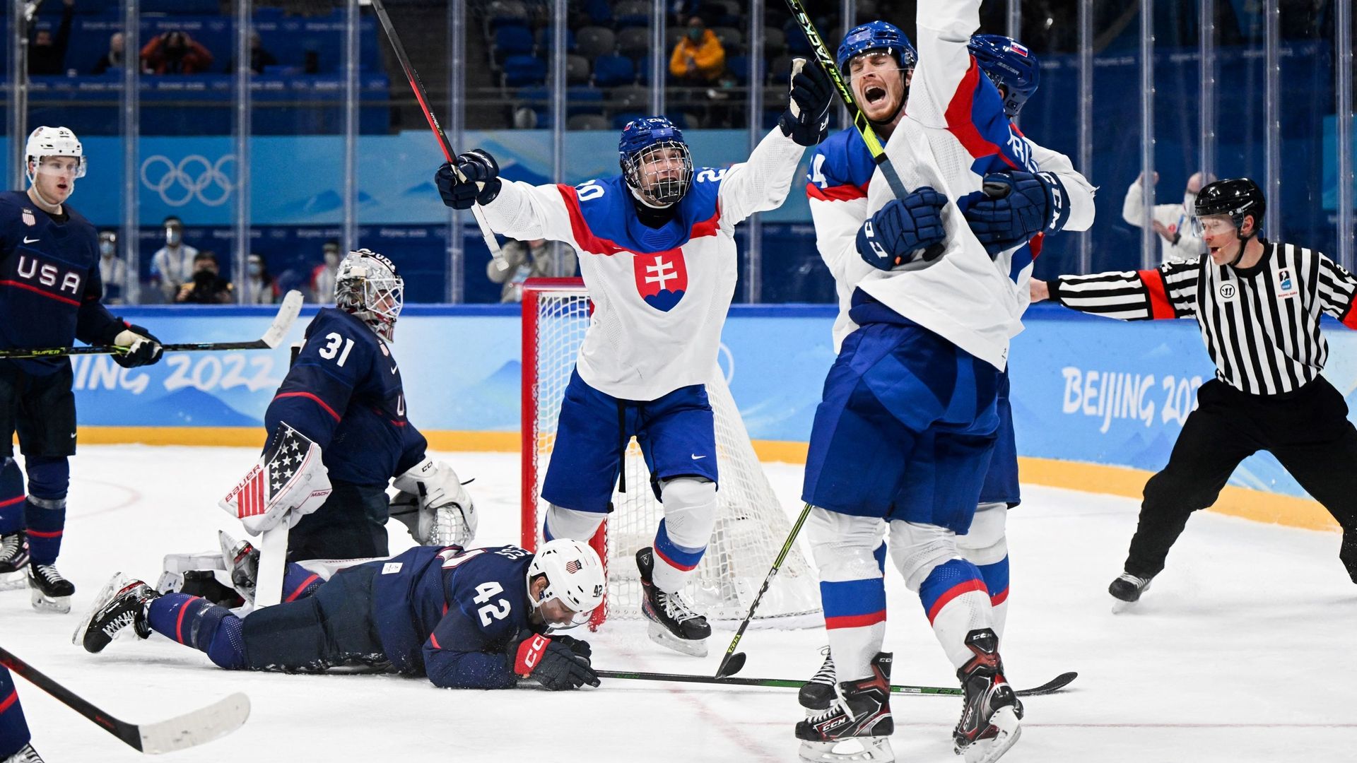 Hockey : La joie des hockeyeurs slovaques qui ont éliminé les Etats-Unis dans le tournoi olympique de Pékin 2022.
