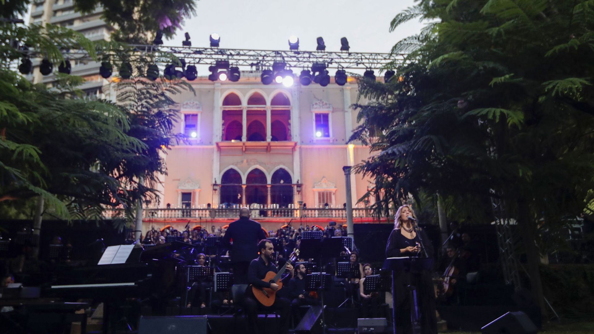 Beyrouth : un concert en hommage aux victimes dans un palais dévasté par l'explosion