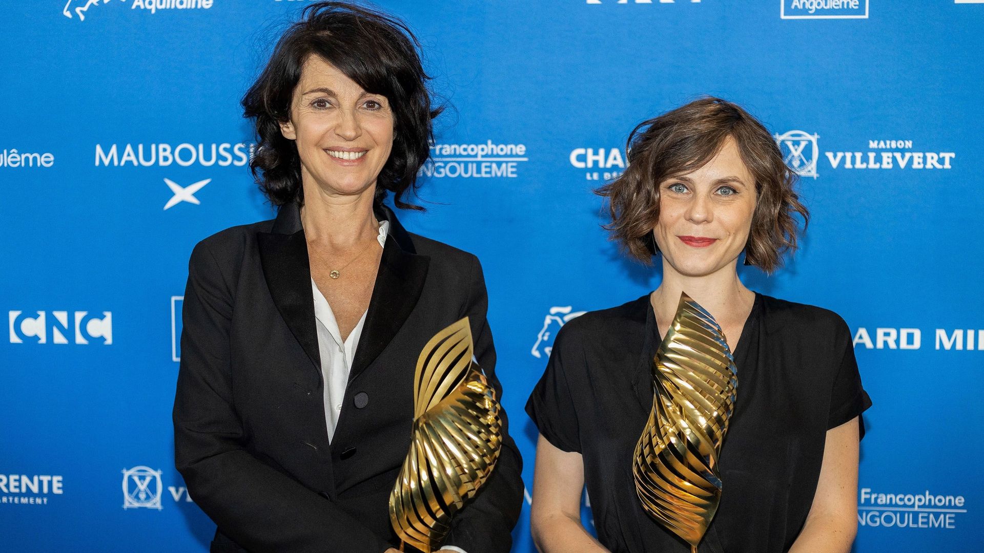 Les réalisatrices Zabou Breitman (à gauche) et Eléa Gobbe-Mévellec (à droite) ont remporté le trophée "Valois de Diamant", au Festival du film d'Angoulême, pour leur long métrage "Les Hirondelles de Kaboul".