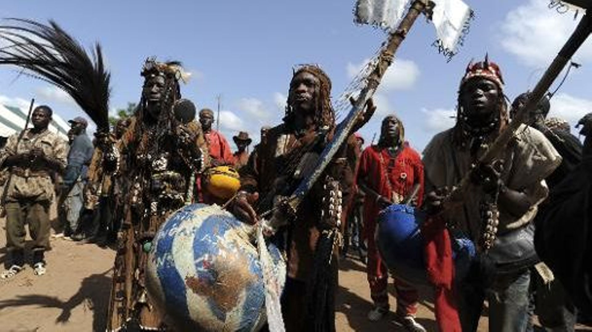 C te d Ivoire les chasseurs traditionnels dozos ces encombrants