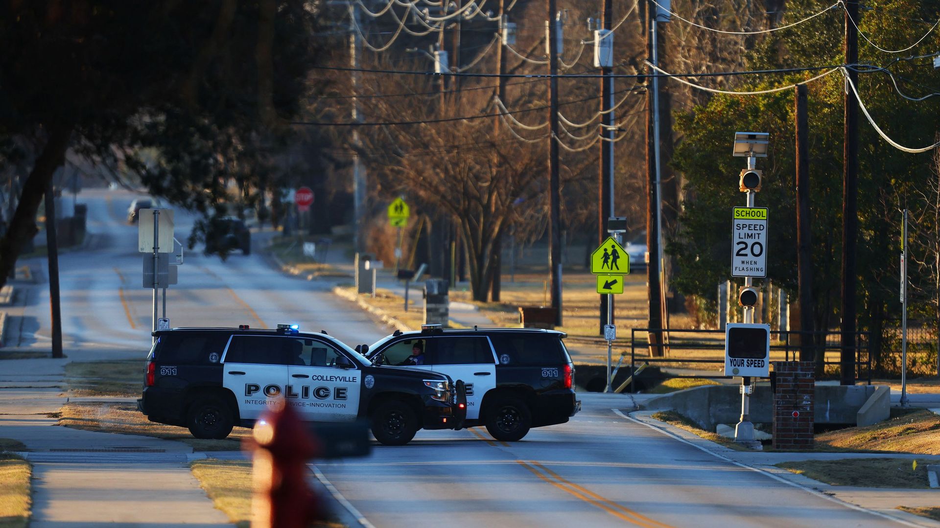 Des véhicules de police se trouvent près de la synagogue Congregation Beth Israel à Colleyville, au Texas, à quelque 40 kilomètres à l’ouest de Dallas, le 16 janvier 2022. Les quatre personnes prises en otage lors d’un affrontement de plus de 10 heures da