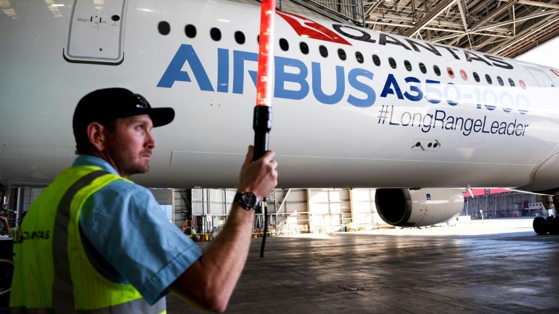 Un Airbus A350-1000 opéré par la compagnie Qantas dans un hangar à l’aéroport international de Sydney, le 2 mai 2022