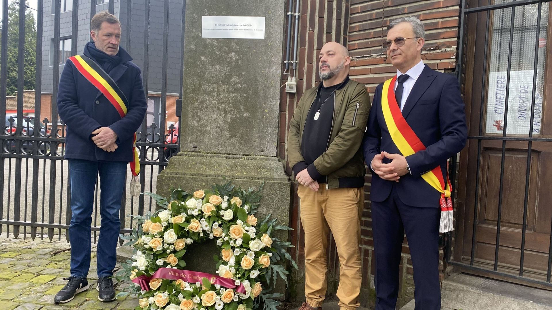Christophe Vera, à l’initiative de cette plaque commémorative entouré de Paul Magnette, bourgmestre de Charleroi et de Mahmut Dogru, l’échevin carolo des cimetières.