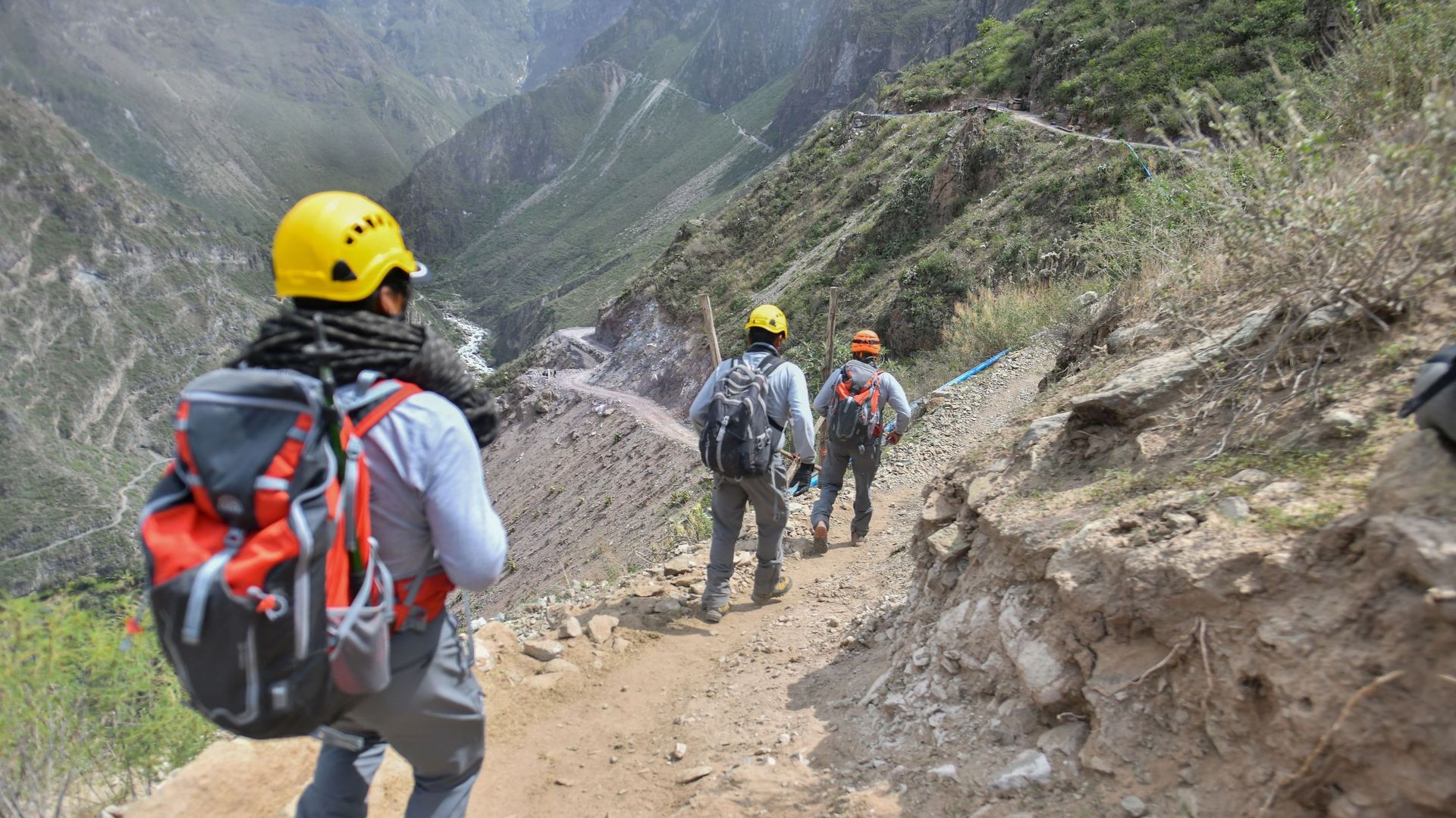 Des policiers et des secouristes de haute montagne recherchent, le 8 février 2022, une touriste belge de 23 ans, Natacha de Crombrugghe, disparue depuis le 23 janvier dans le canyon de Colca, dans la région d’Arequipa, au sud du Pérou.
