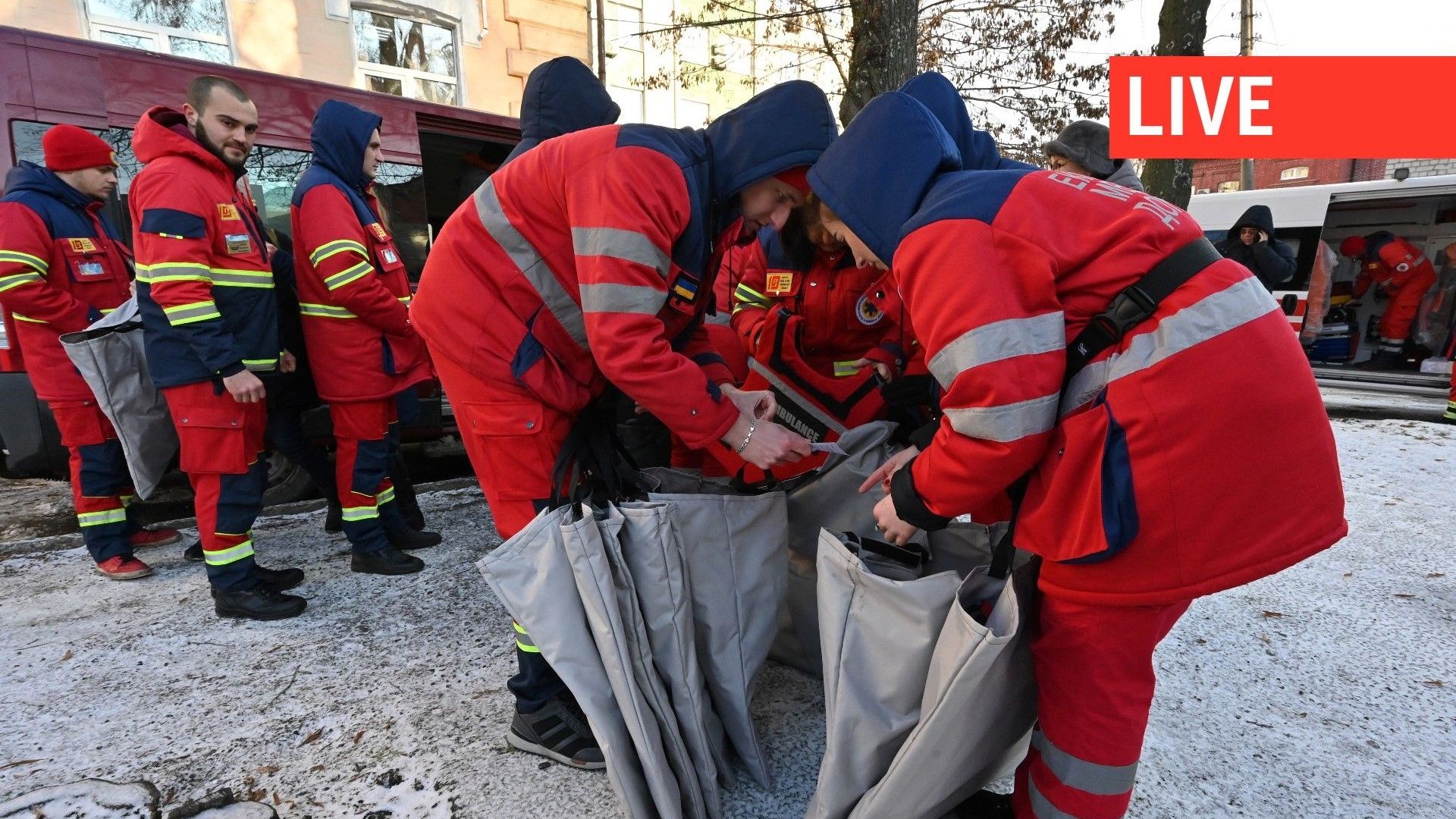 Des travailleurs médicaux examinent des gilets pare-balles à Kharkiv, le 14 décembre 2022.