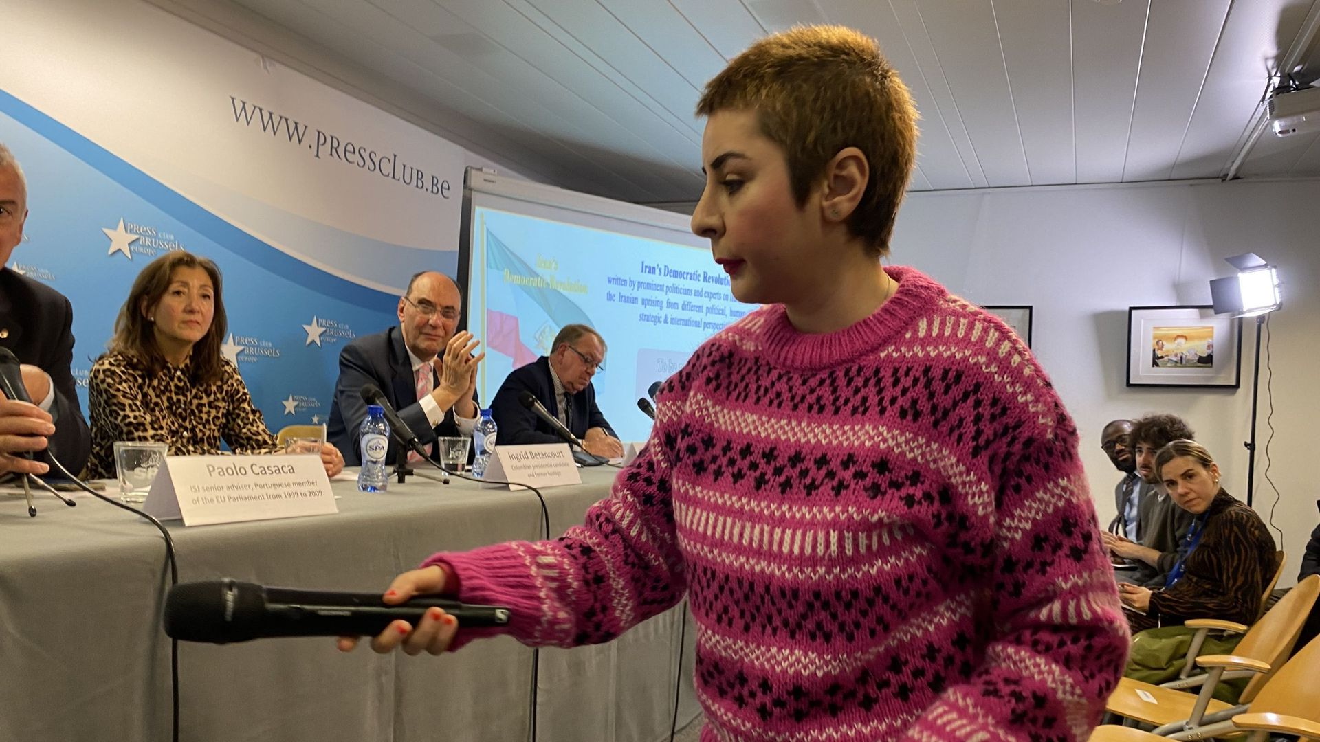 Une jeune femme kurde a interpellé les intervenants lors de la Conférence de presse organisée par le CNRI, le 10 janvier 2022, au Brussels Press Club.