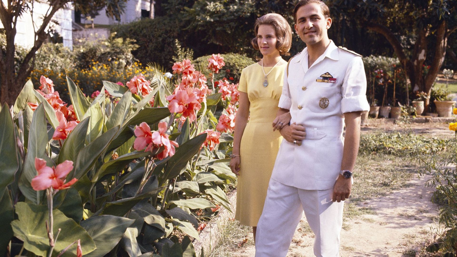 Le roi Constantin II de Grèce et la princesse Anne Marie du Danemark posent sur l’île grecque de Corfou en juillet 1964.