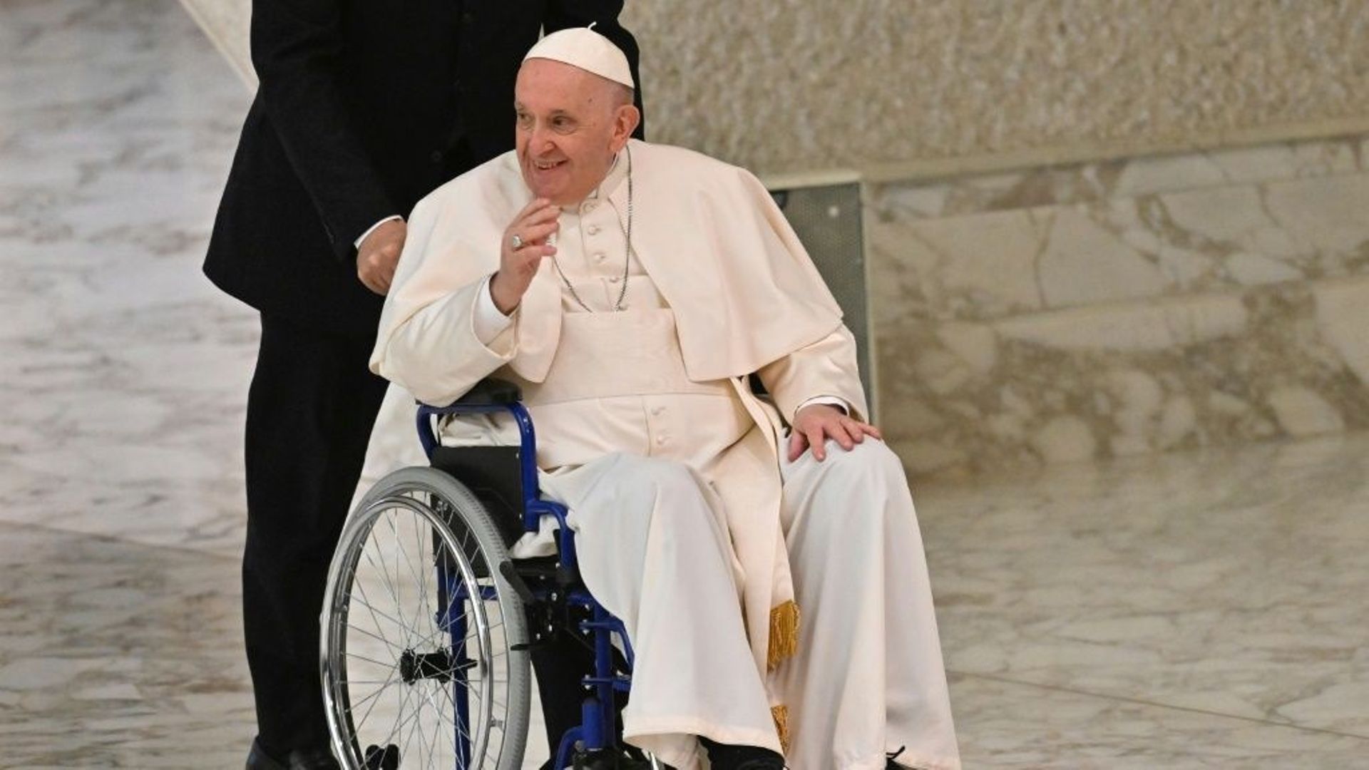 Le pape François arrive en chaise roulante à une audience au Vatican le 5 mai 2022