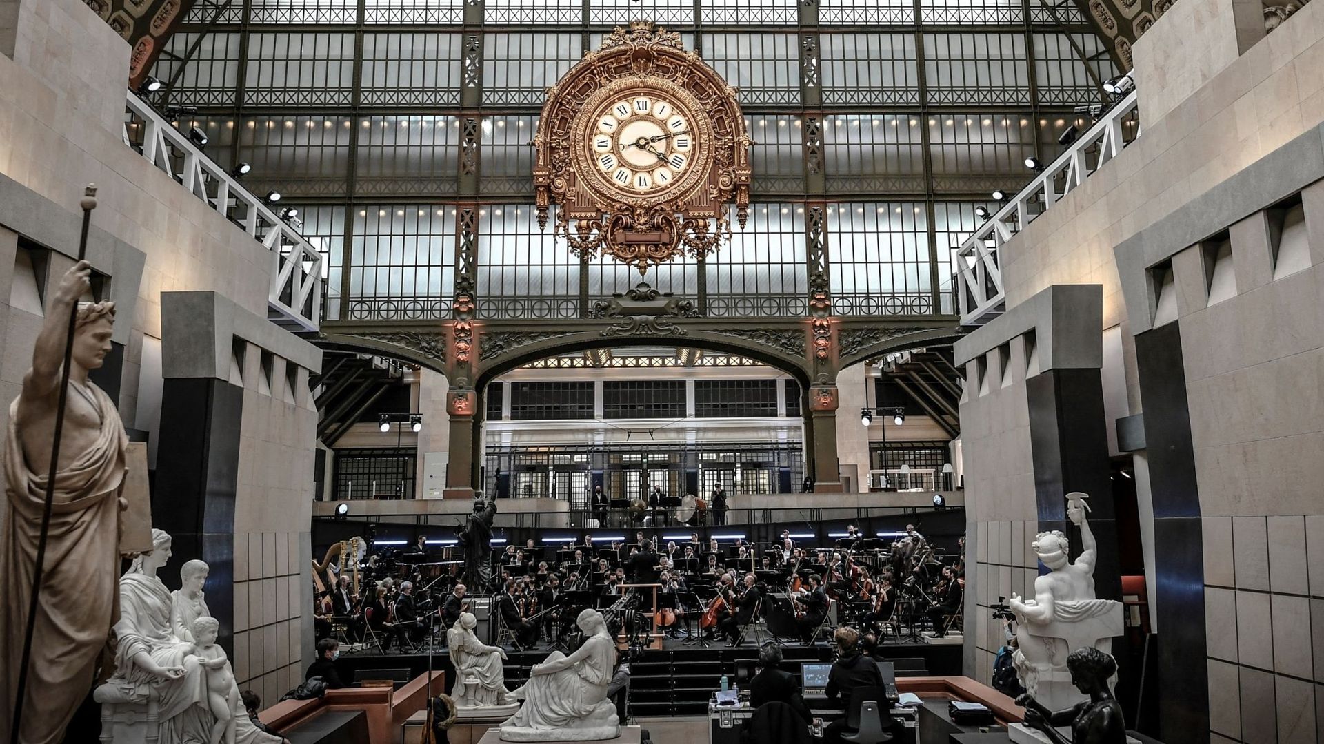 L’Orchestre de Paris au sein du Musée d’Orsay, répétant un concert qui sera diffusé en ligne ce samedi
