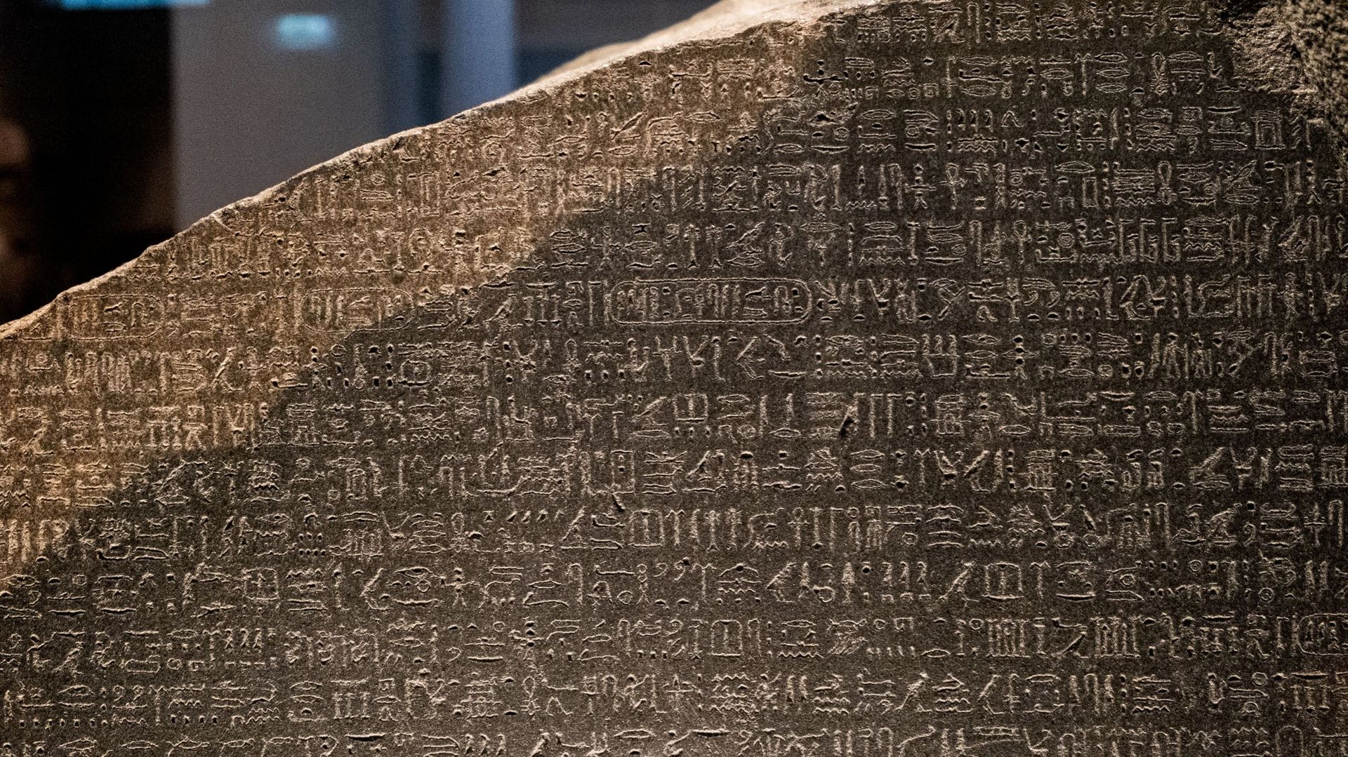 La pierre de Rosette a permis à Champollion de déterminer le sens des hiéroglyphes.