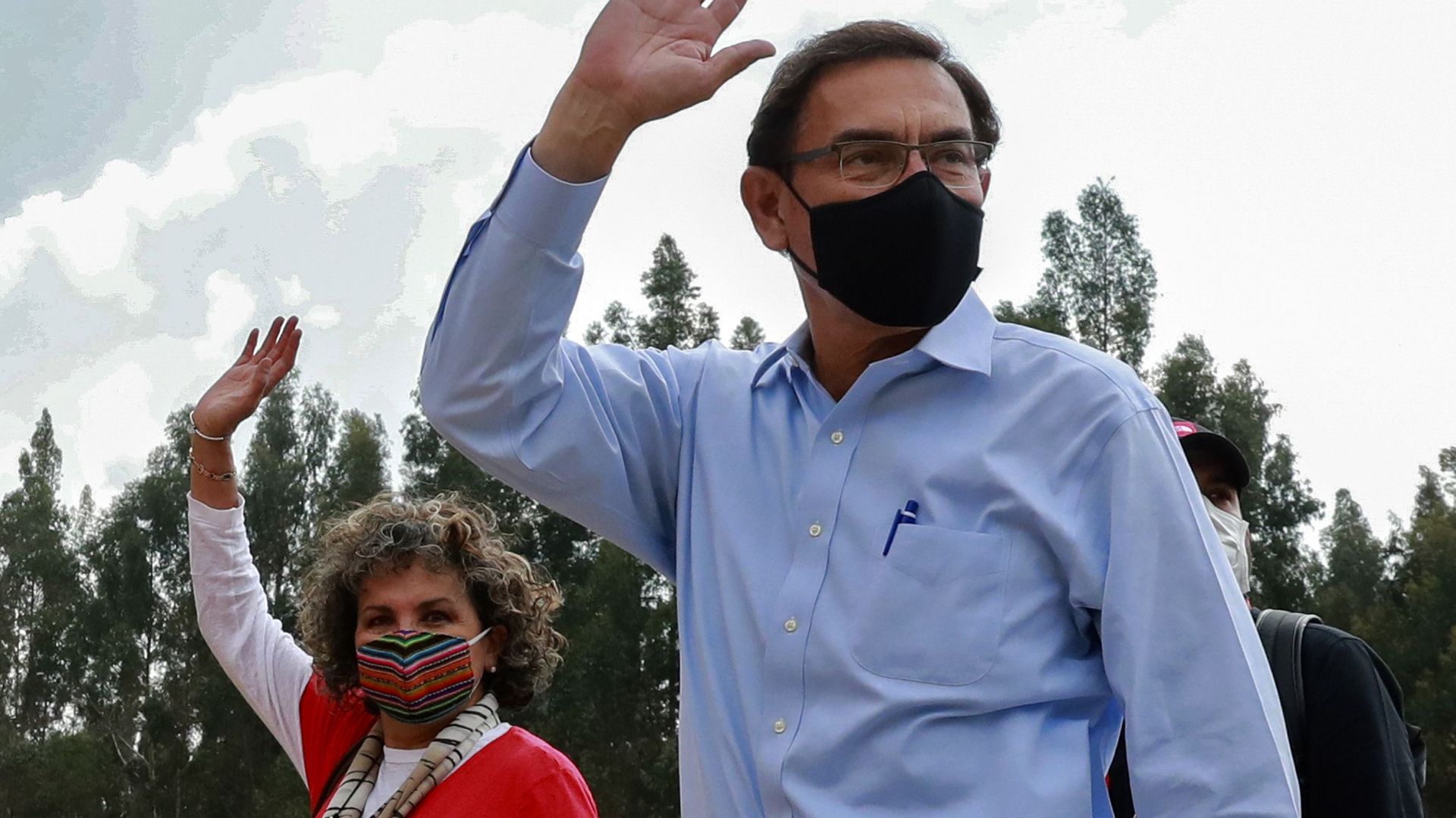 Photo distribuée par la présidence péruvienne du président péruvien Martin Vizcarra saluant lors de l'inspection des travaux publics à Jauja, région de Junin, Pérou, le 9 novembre 2020, quelques heures avant d'être mis en accusation. Vizcarra a été mis en